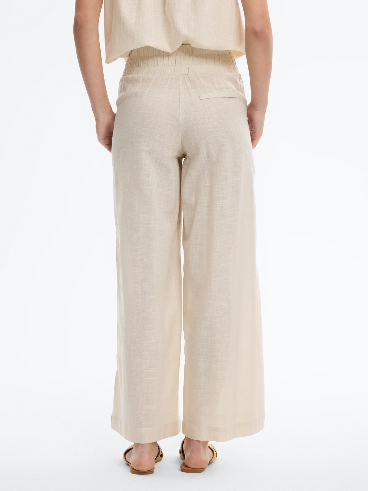 Calça palazzo de linho elástico off white vista meia traseira