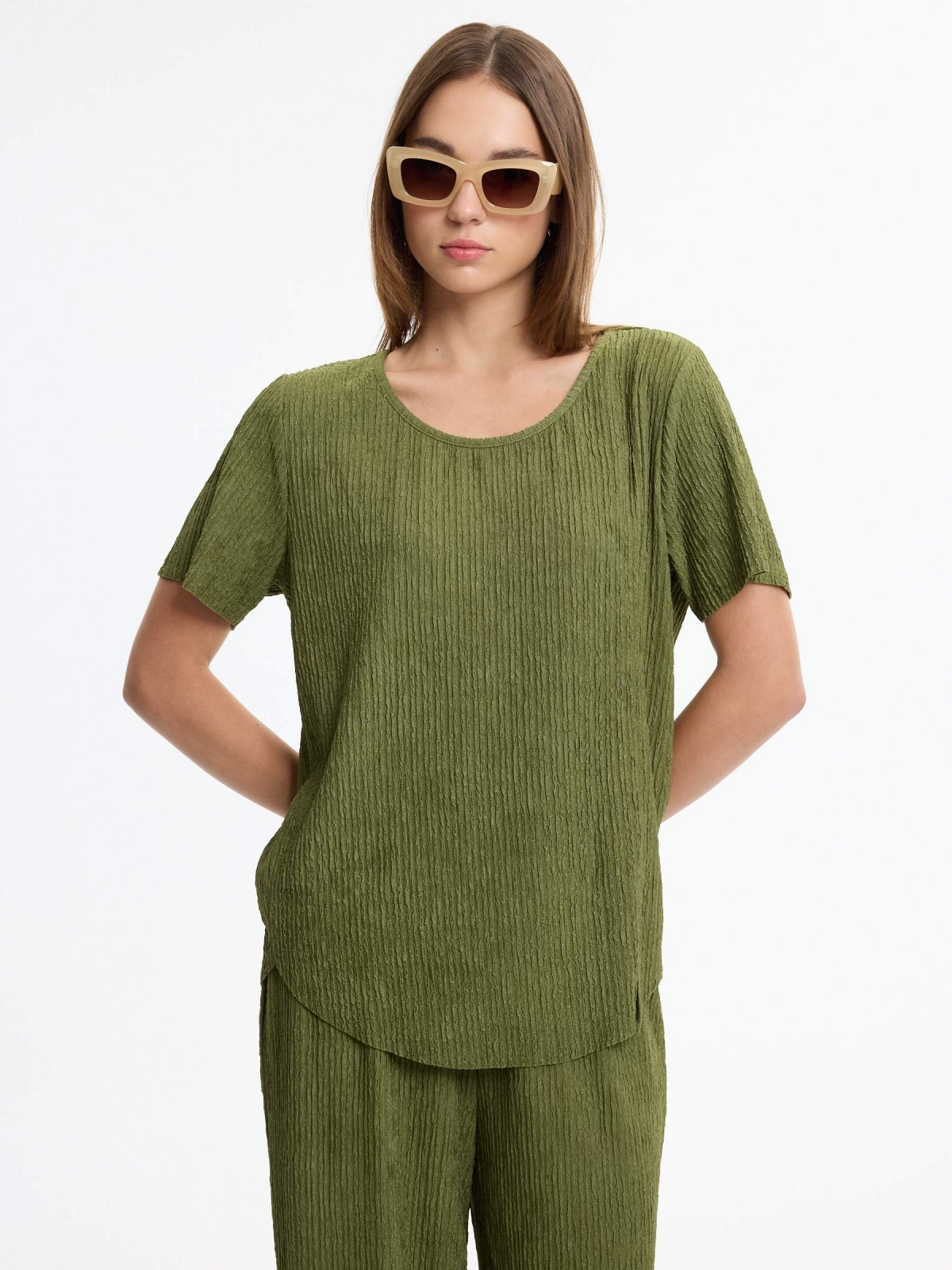 Camiseta oversize texturiza verde oliva vista media frontal