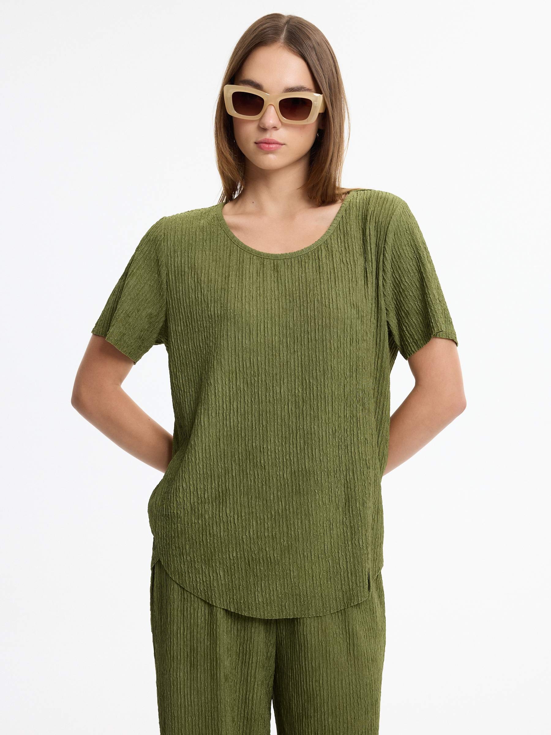 Camiseta oversize texturiza verde oliva vista media frontal