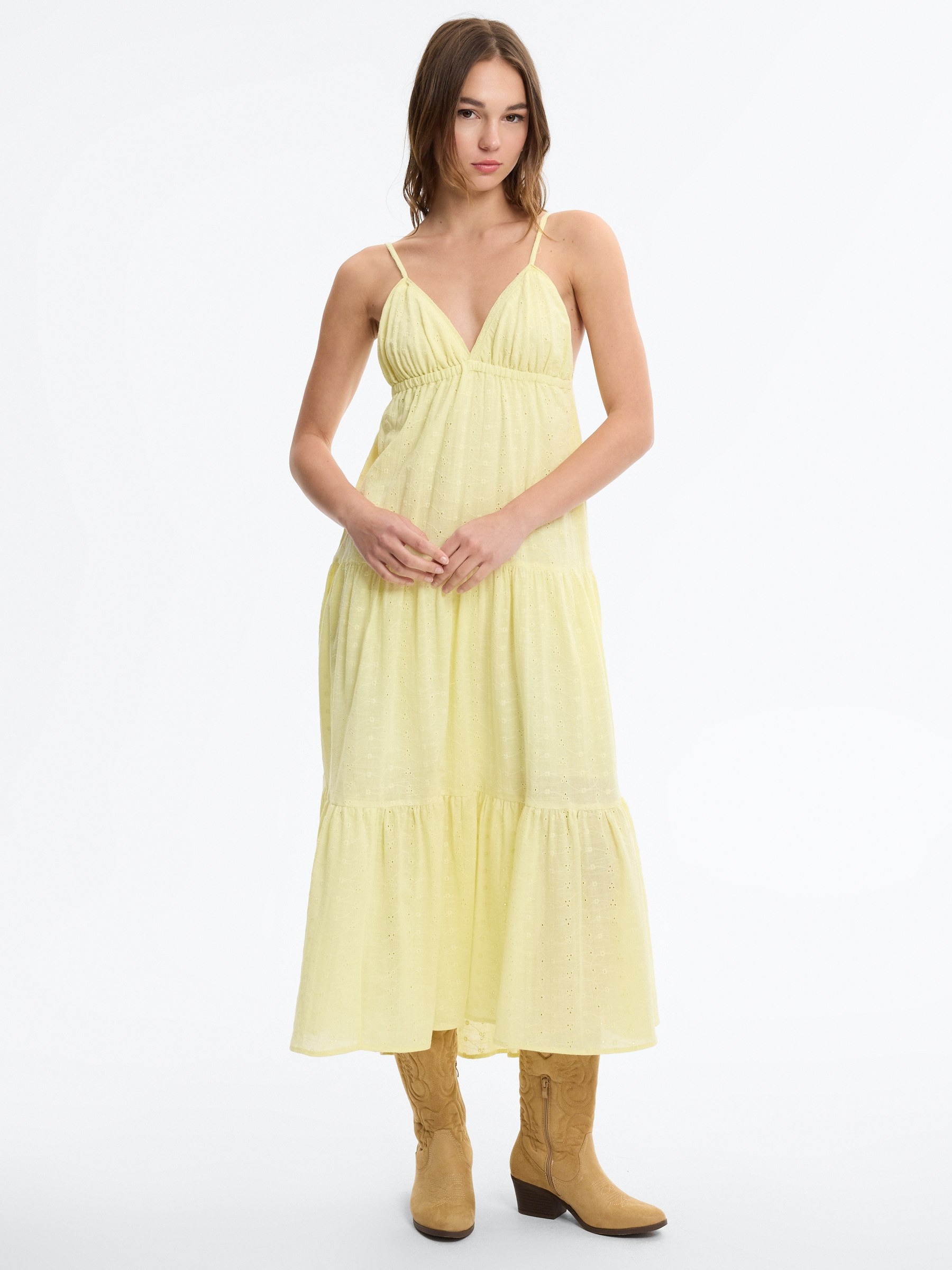 Vestido maxi bordado suíço alças amarelo pastel vista meia frontal