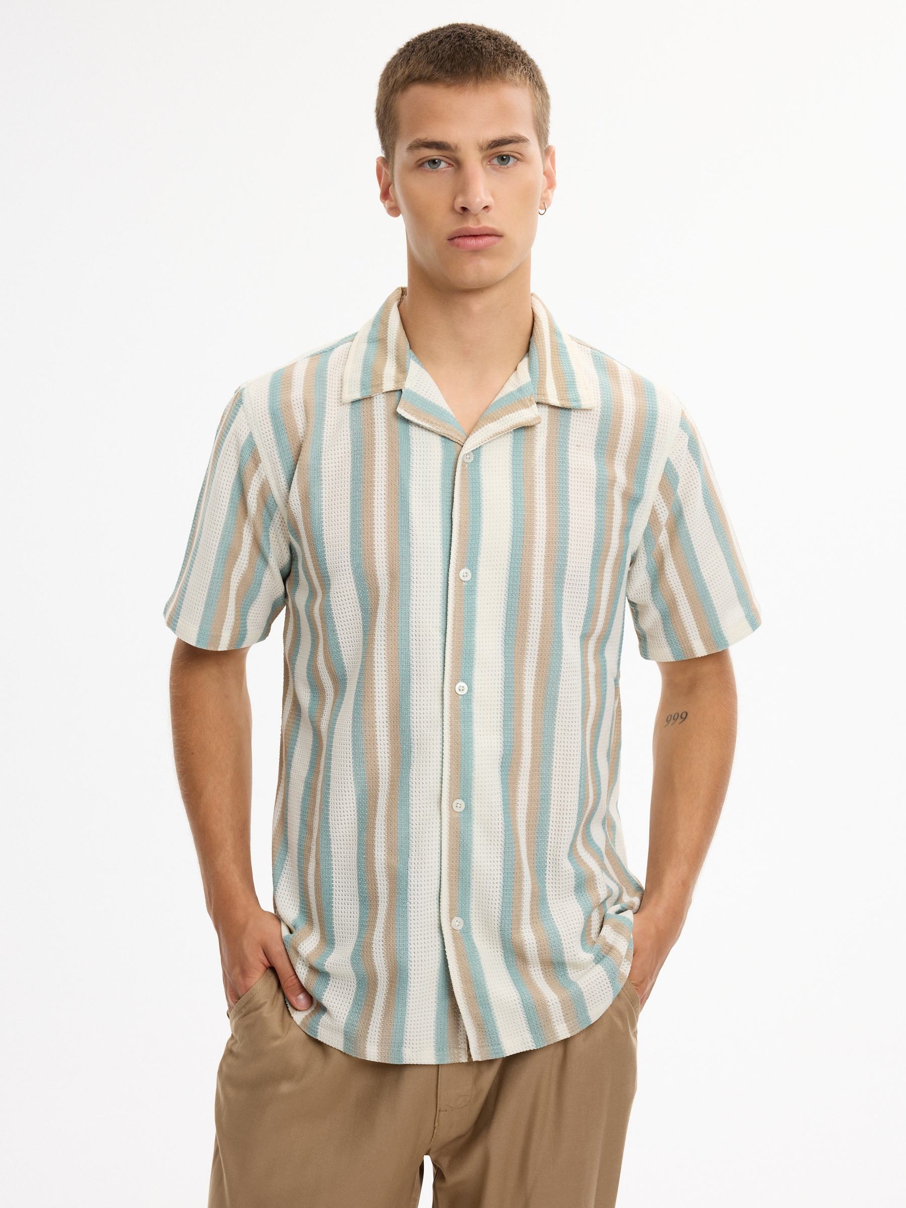 Camisa de punto rayas cuello resort crudo vista media frontal