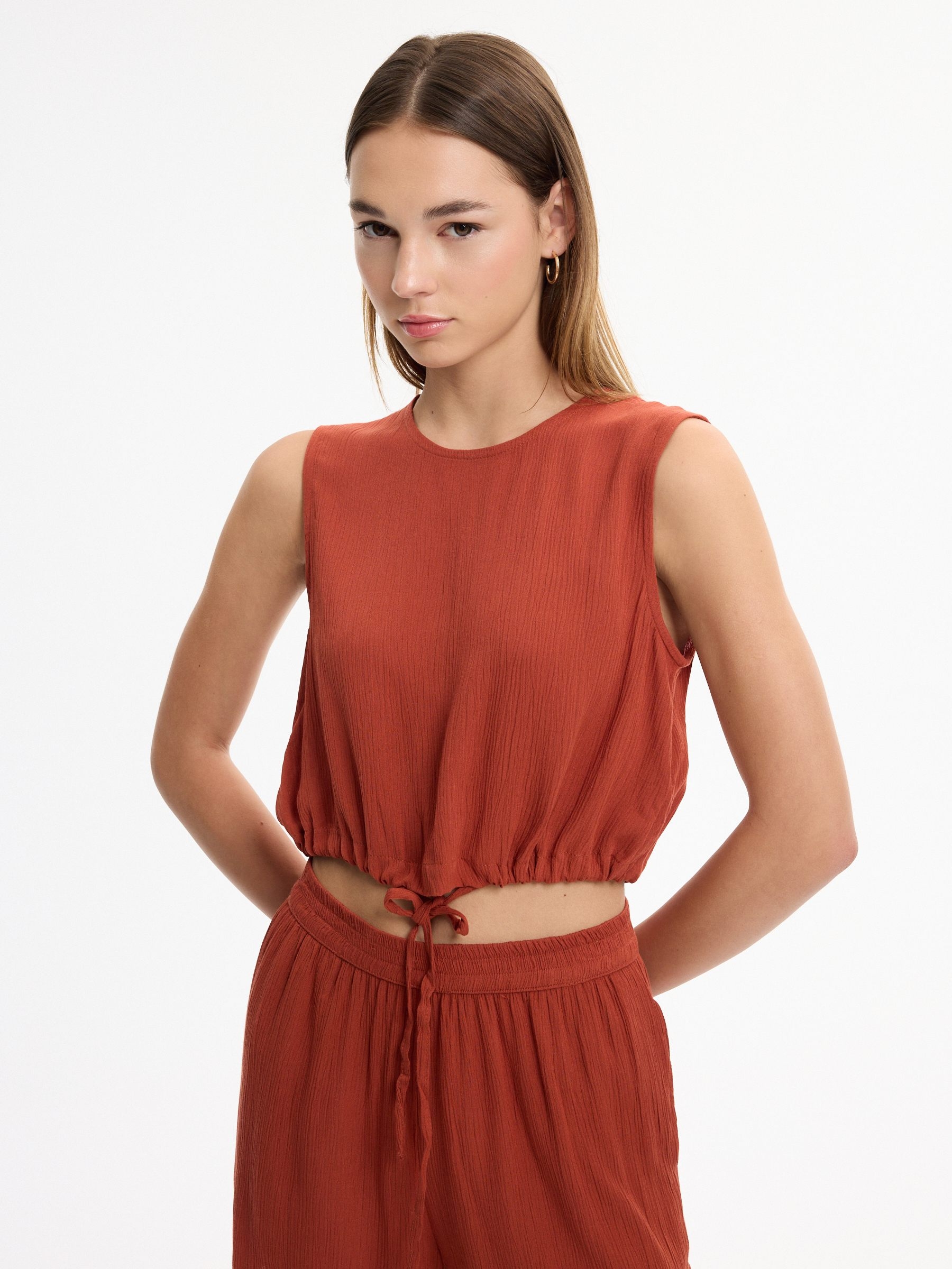 Blusa crop bambula con lazos marrón vista media frontal