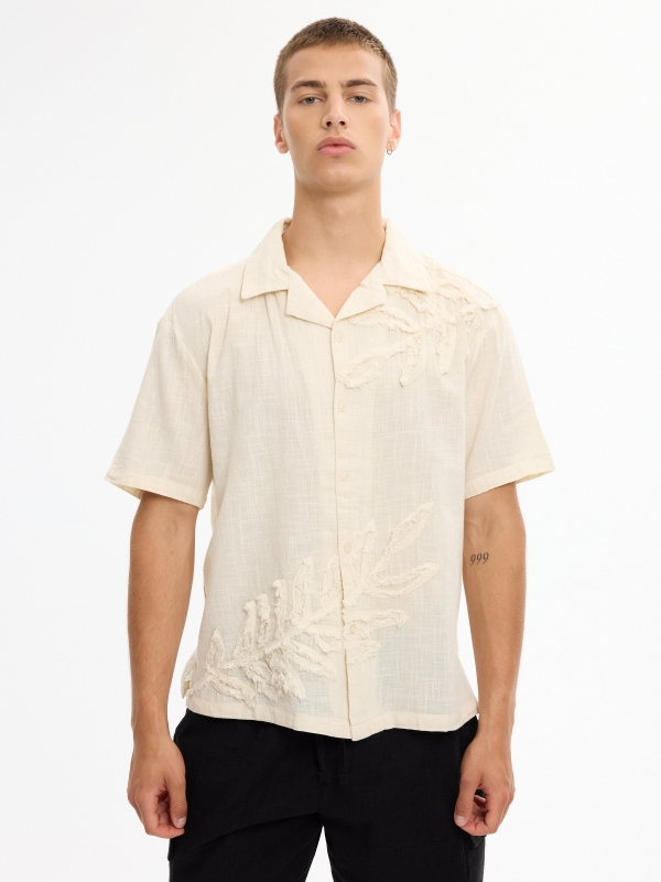 Camisa bordada flores oversized crua vista meia frontal