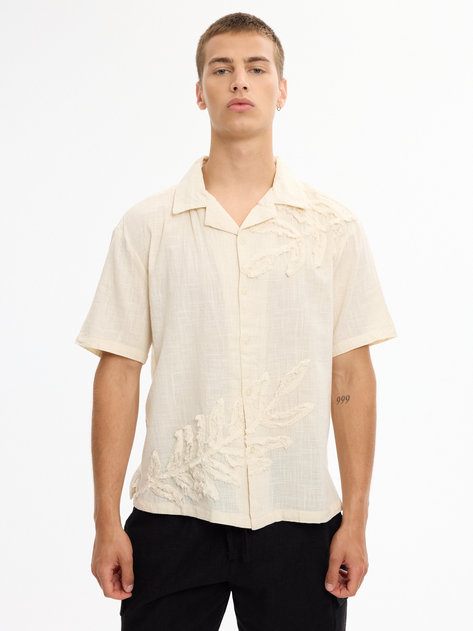 Camisa bordada flores oversized crua vista meia frontal