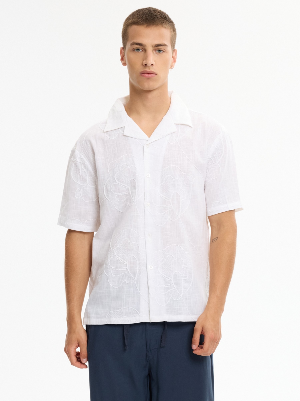 Camisa bordada com flores oversized branco vista meia frontal