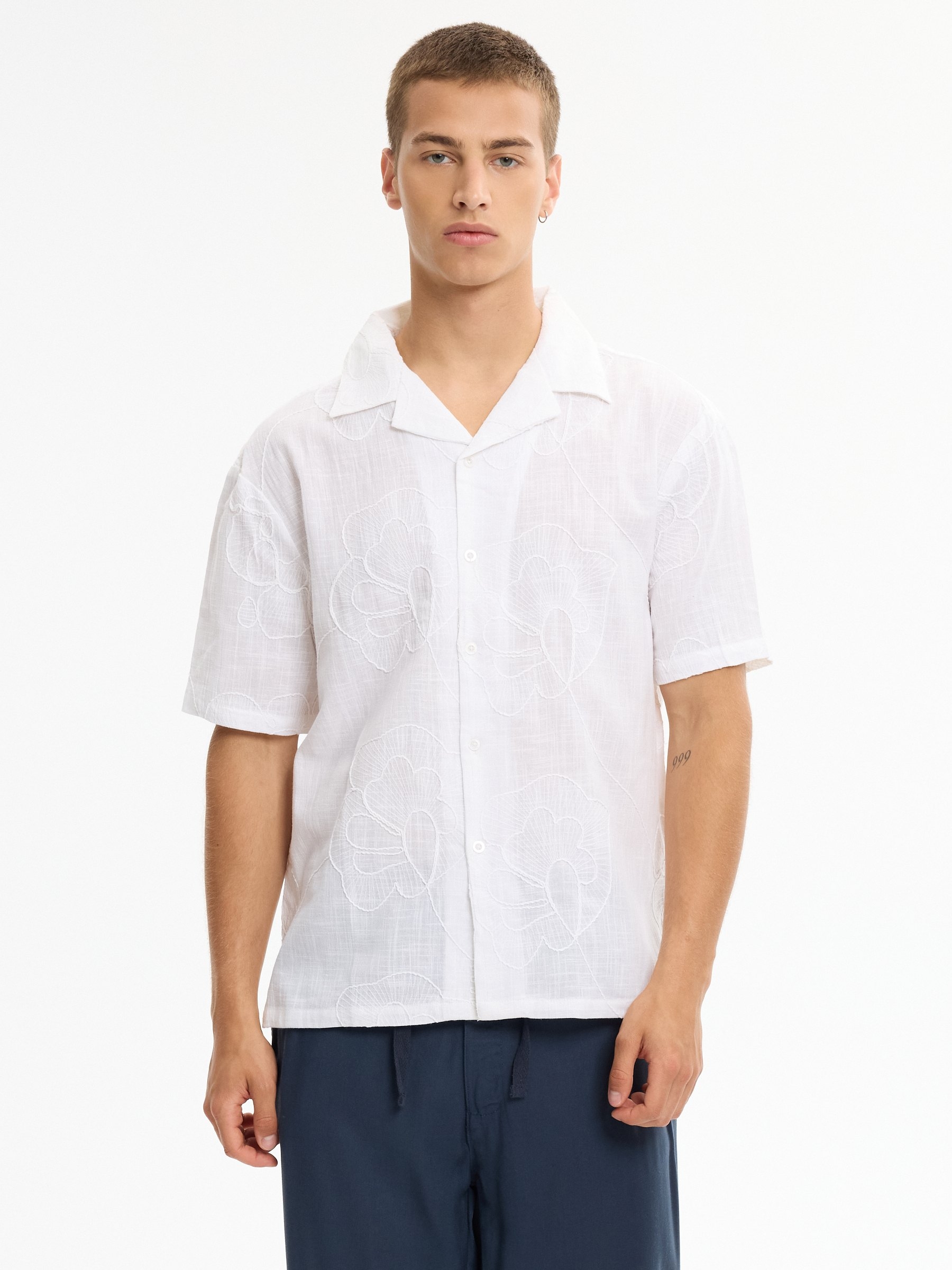 Oversized floral embroidered shirt white middle front view