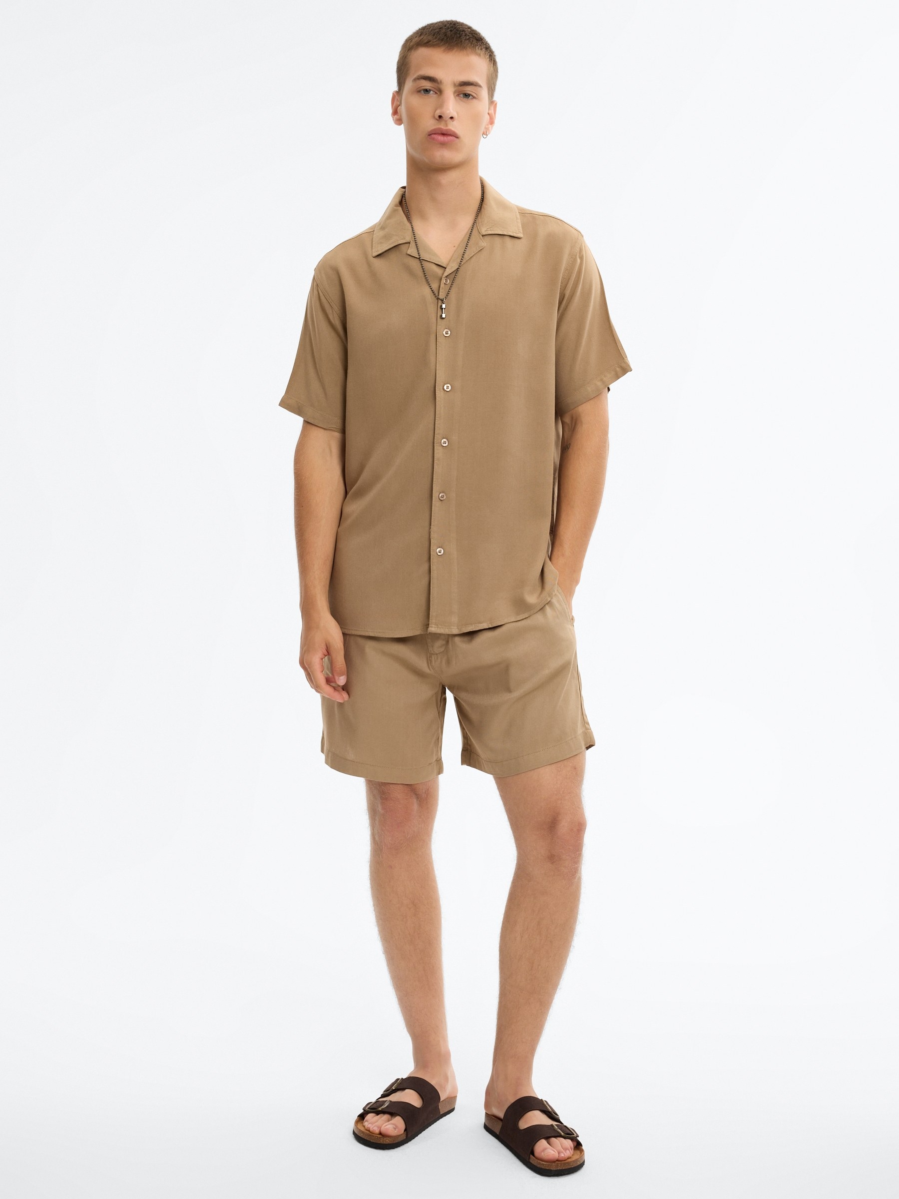 High-waisted chino shorts beige middle front view