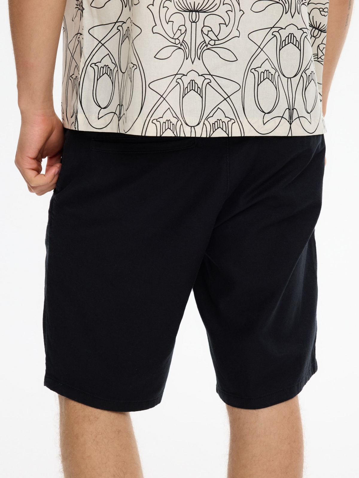 Bermuda chino preto vista geral frontal