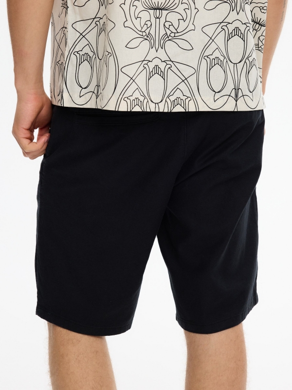 Bermuda chino preto vista geral frontal