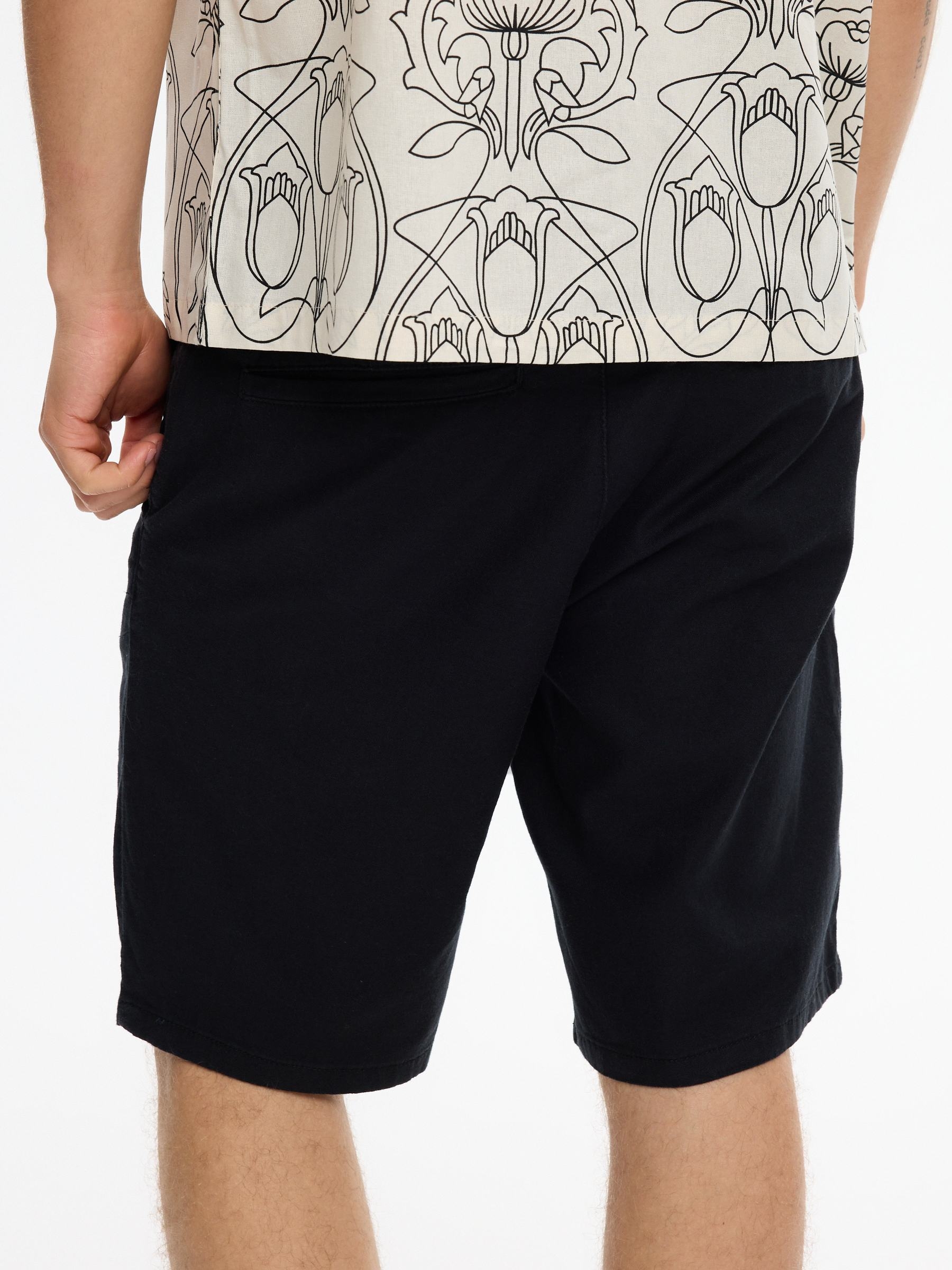 Chino Bermuda black middle front view