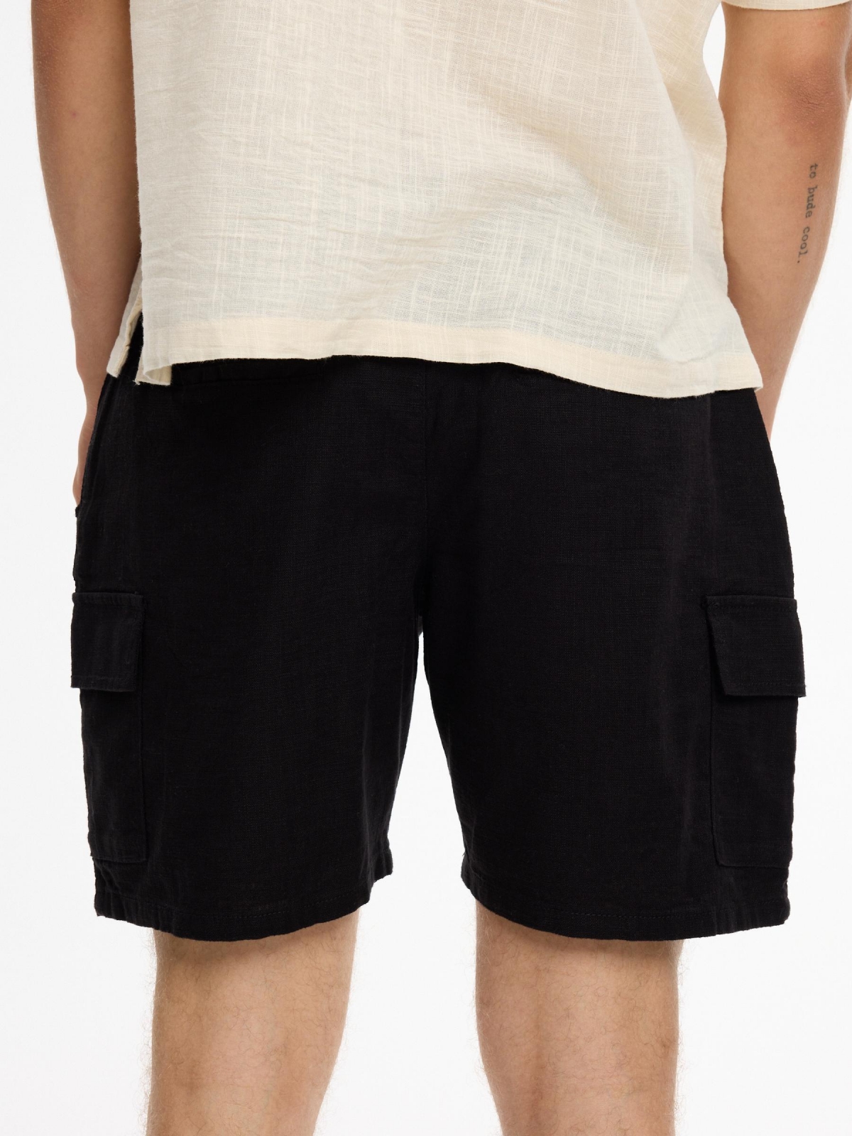 Bermuda cargo multibolsos preto vista geral frontal