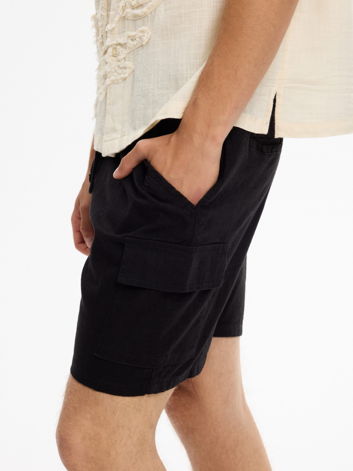 Bermuda cargo multibolsos preto vista detalhe