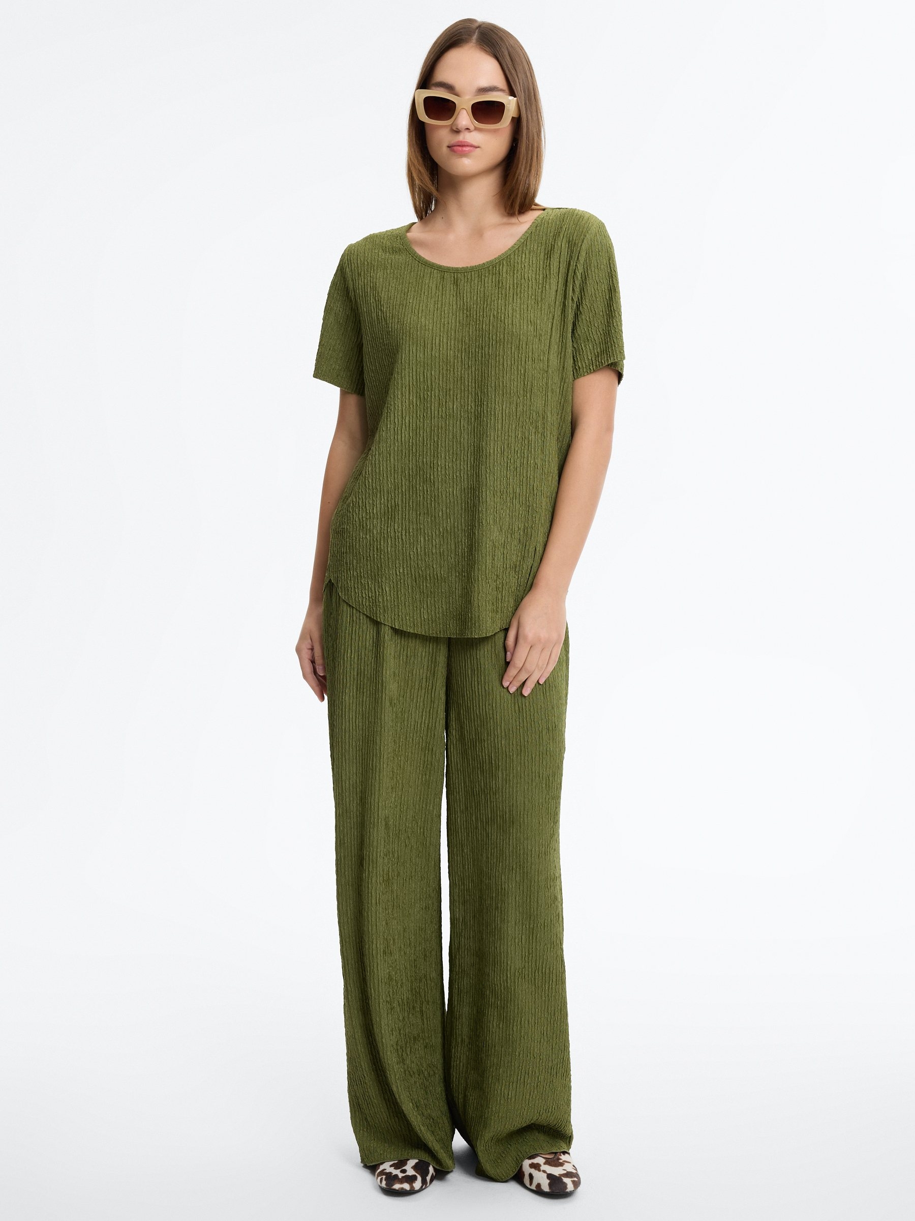 Camiseta oversize texturiza verde oliva vista media frontal