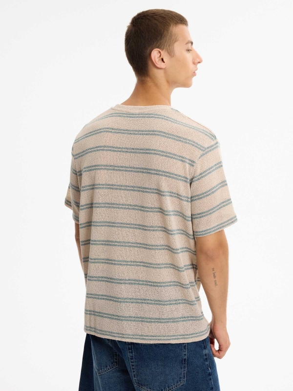 Camiseta listrada em malha oversized crua vista meia traseira