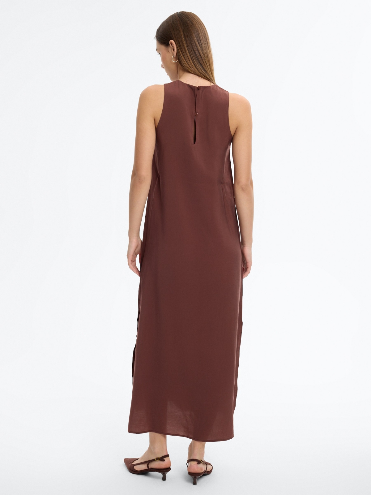 Vestido maxi liso com abertura chocolate vista meia traseira