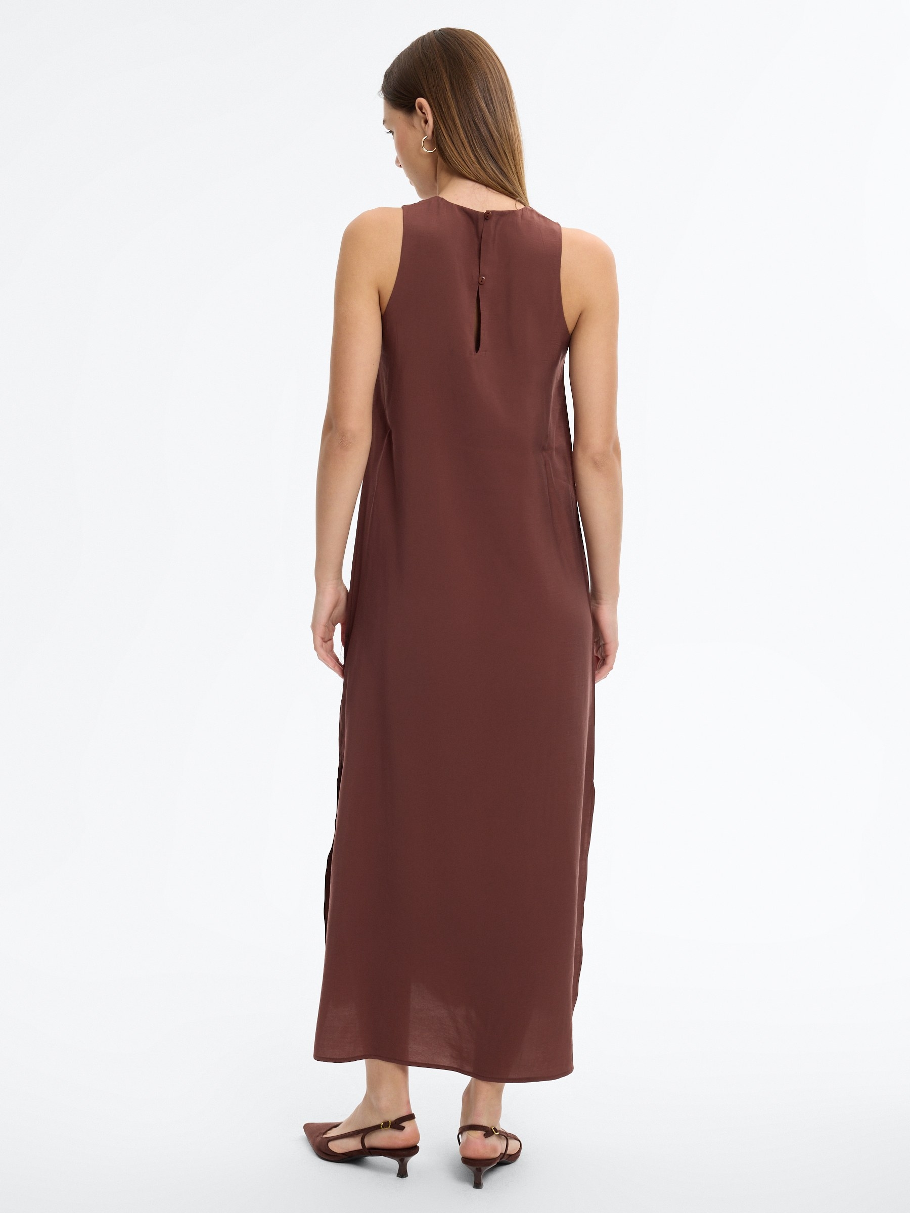  Vestido maxi liso com abertura chocolate vista frontal