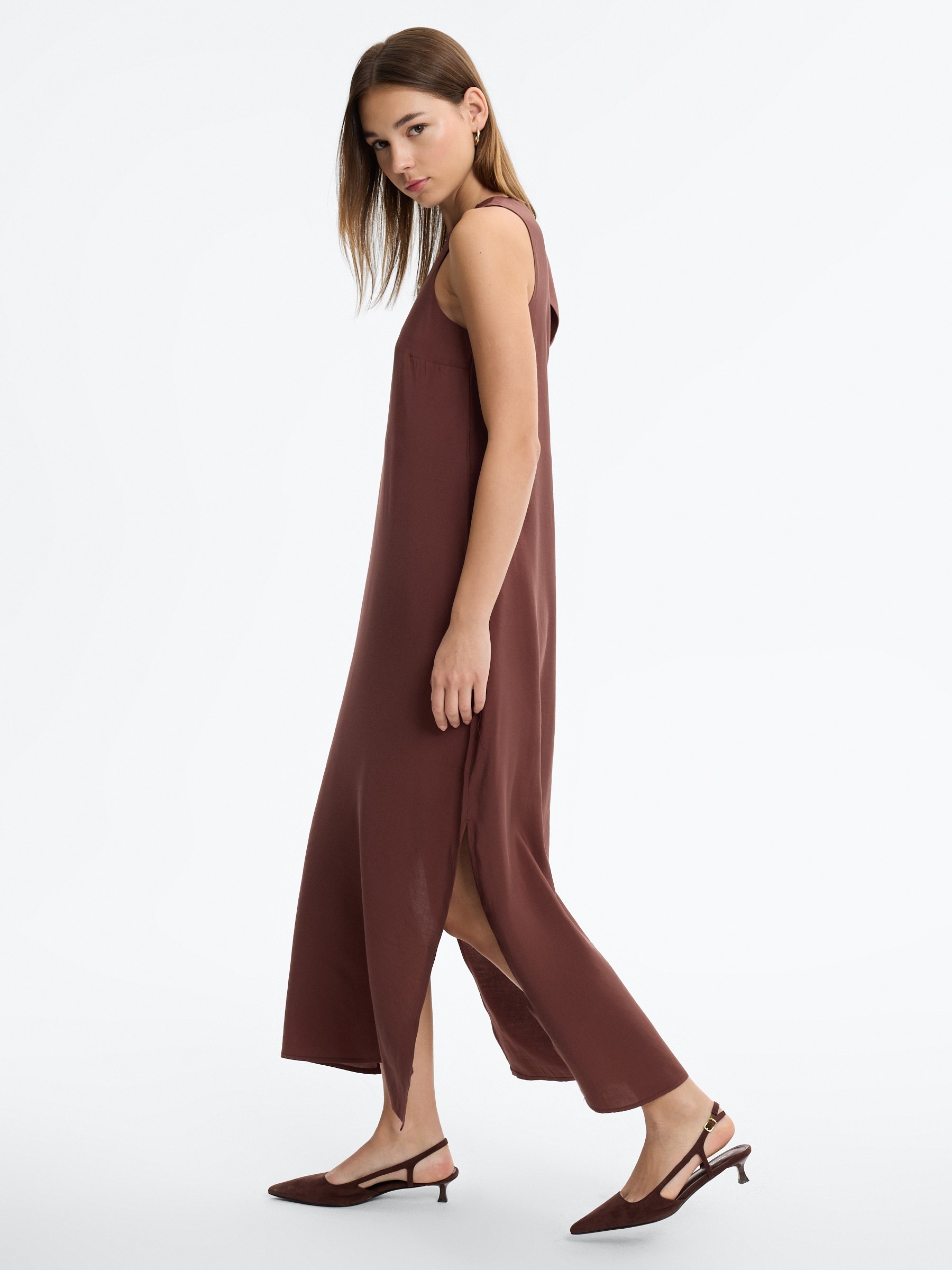  Vestido maxi liso con abertura chocolate vista frontal