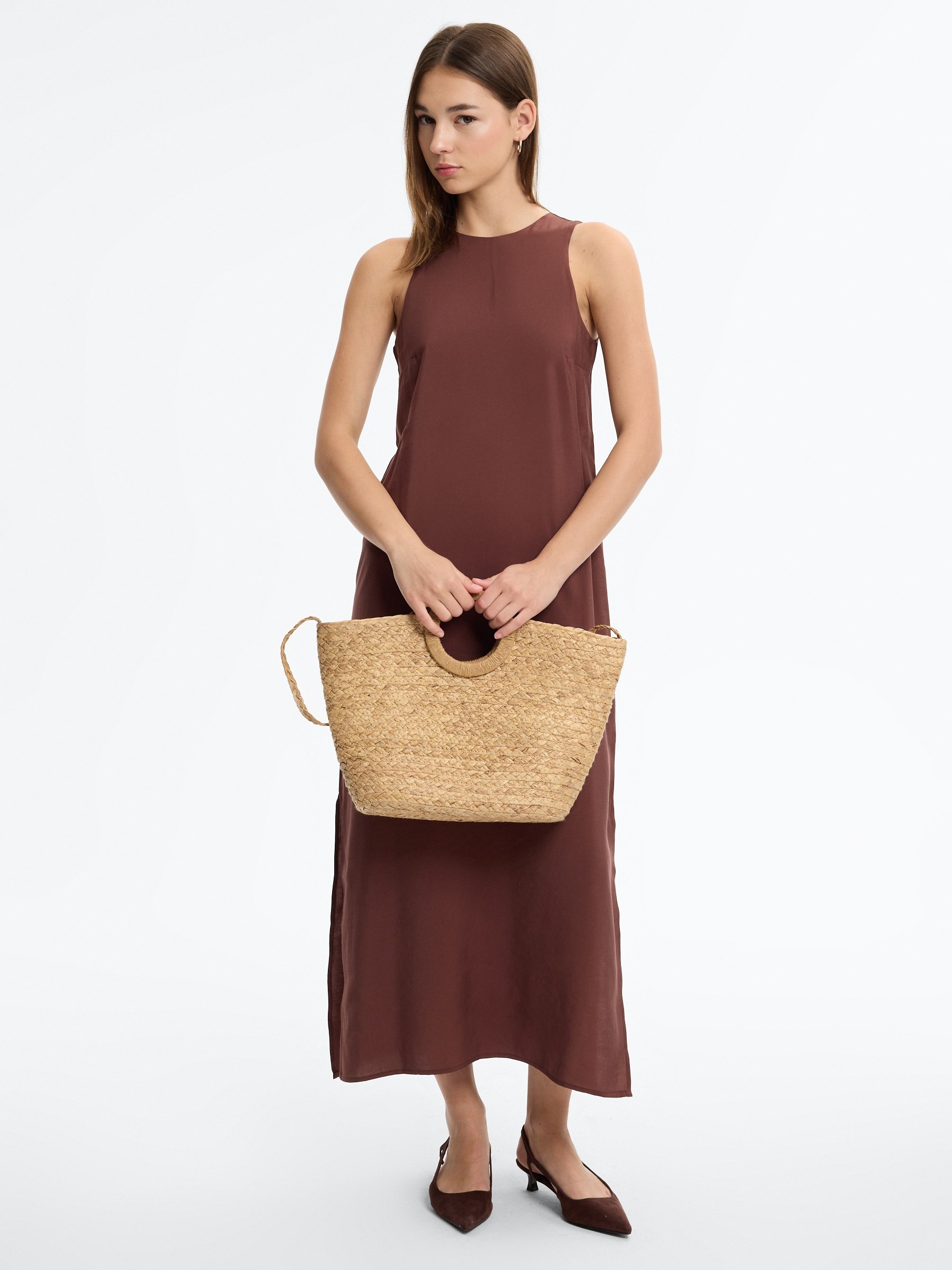  Vestido maxi liso con abertura chocolate vista frontal