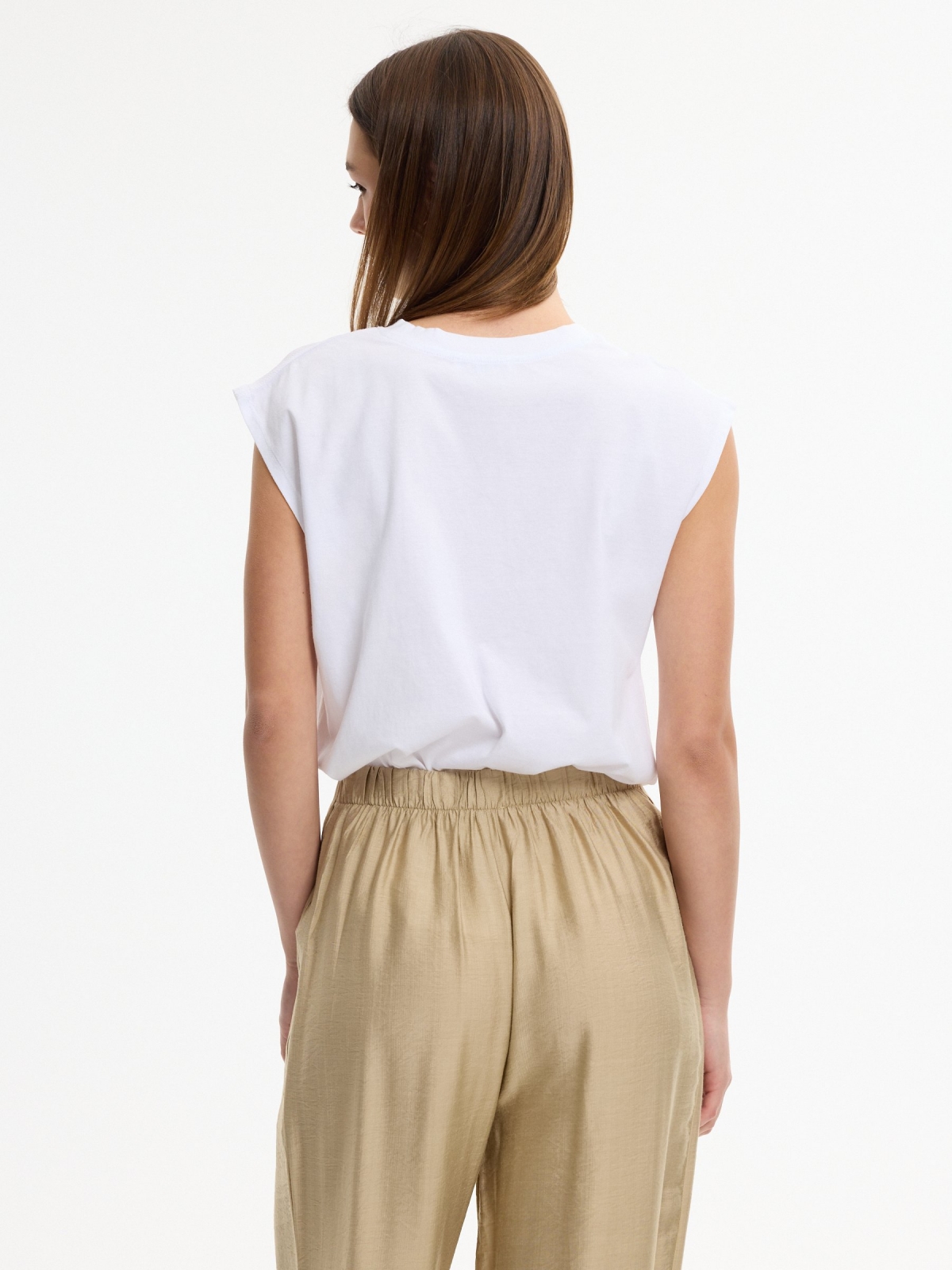 camiseta cavada estampada com textura branco vista meia traseira