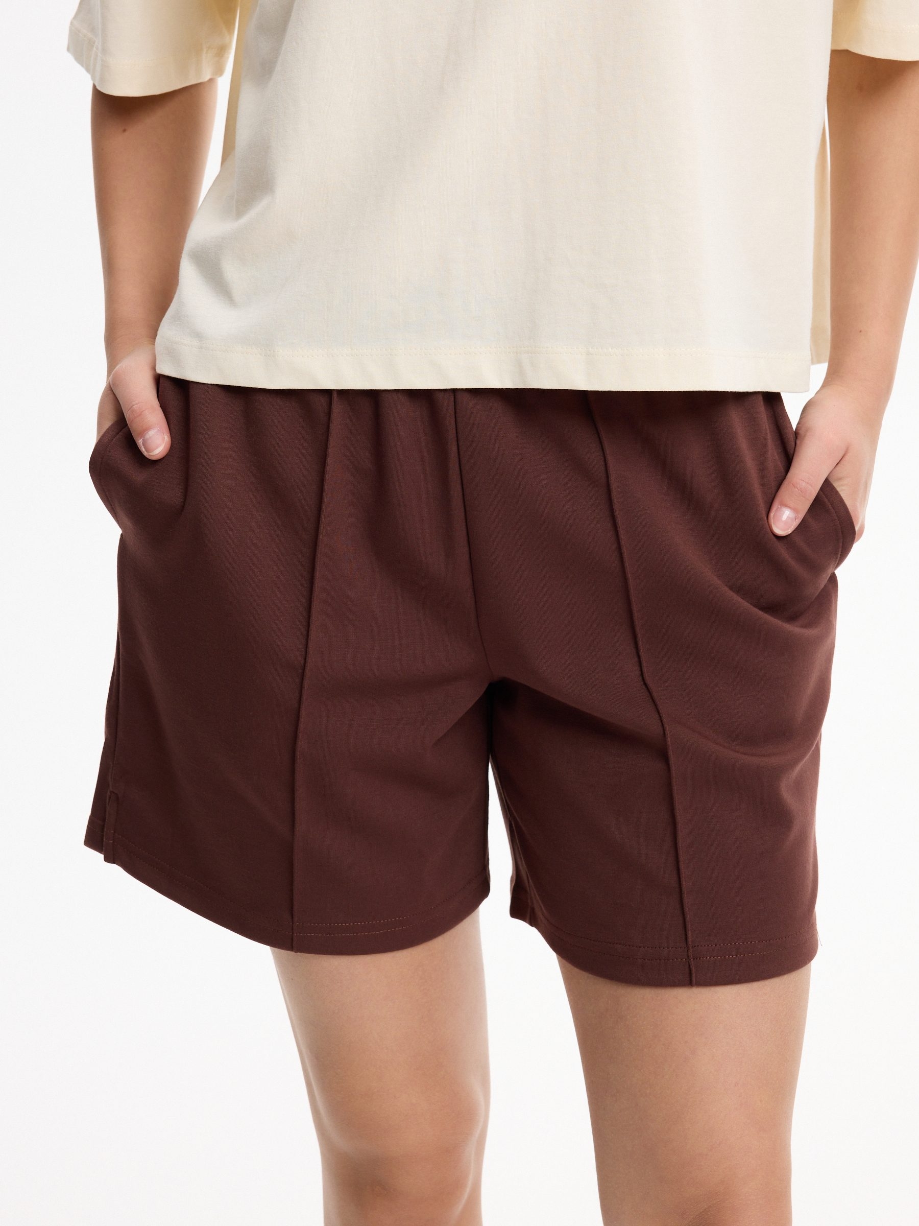 Short punto elástico tiro alto chocolate vista media frontal