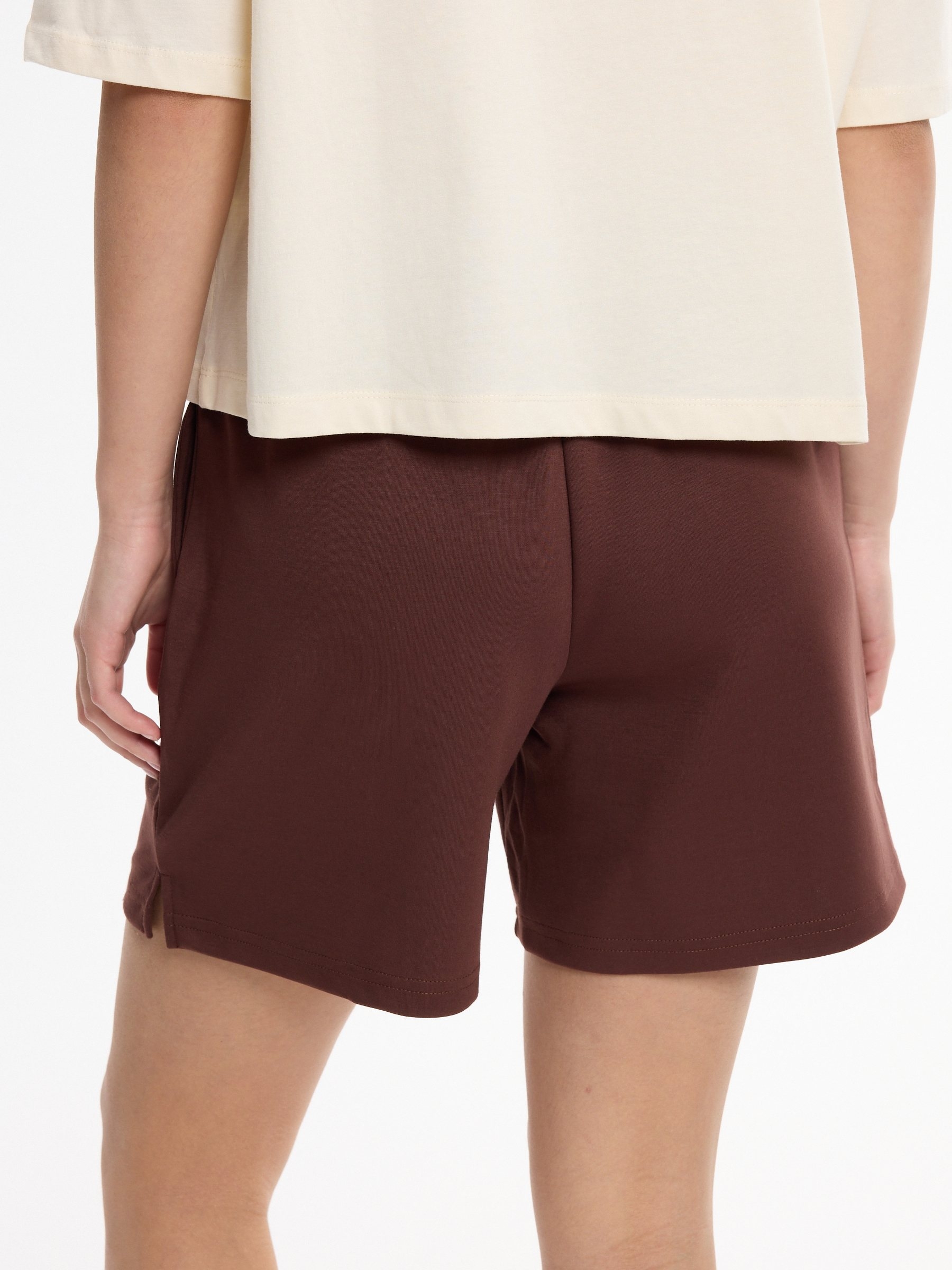 Short de malha elástica cintura alta chocolate vista meia frontal