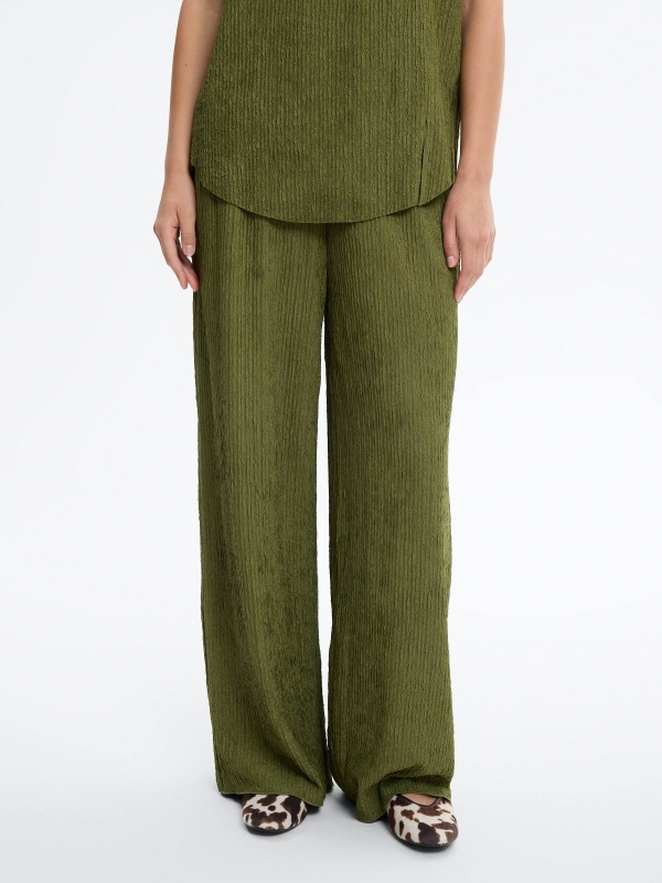 Pantalón fluido textura tiro alto verde vista media frontal