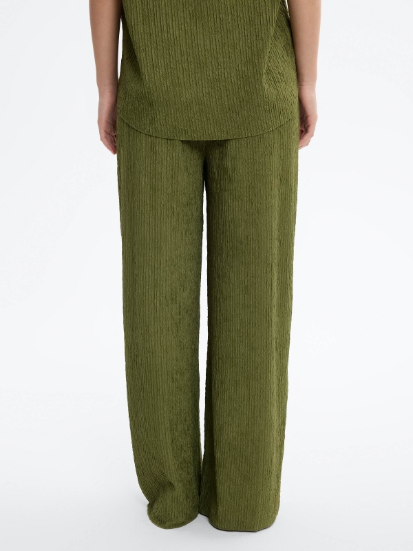 Calça fluida textura cintura alta verde vista meia traseira