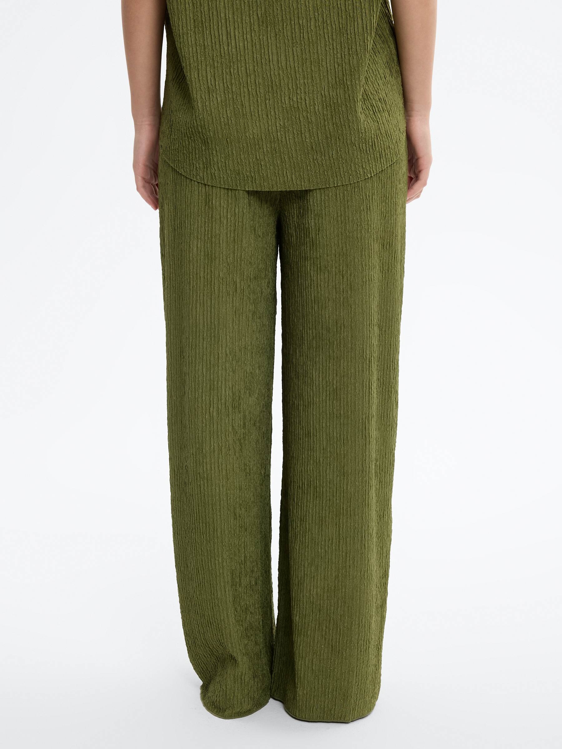 Calça fluida textura cintura alta verde vista geral frontal
