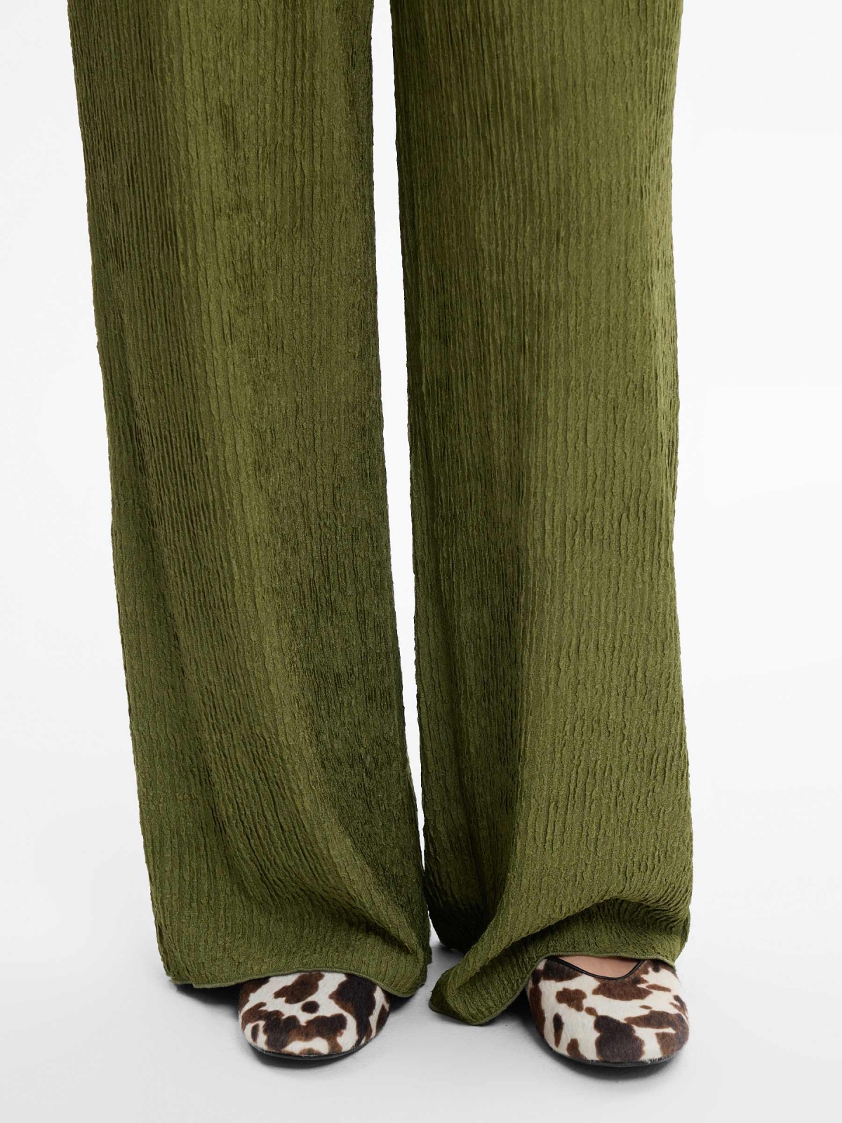 Pantalón fluido textura tiro alto verde vista detalle