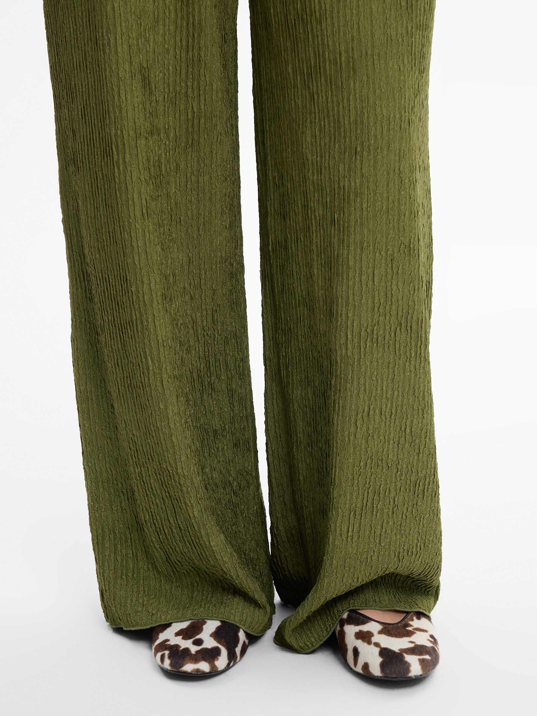 Calça fluida textura cintura alta verde vista geral frontal