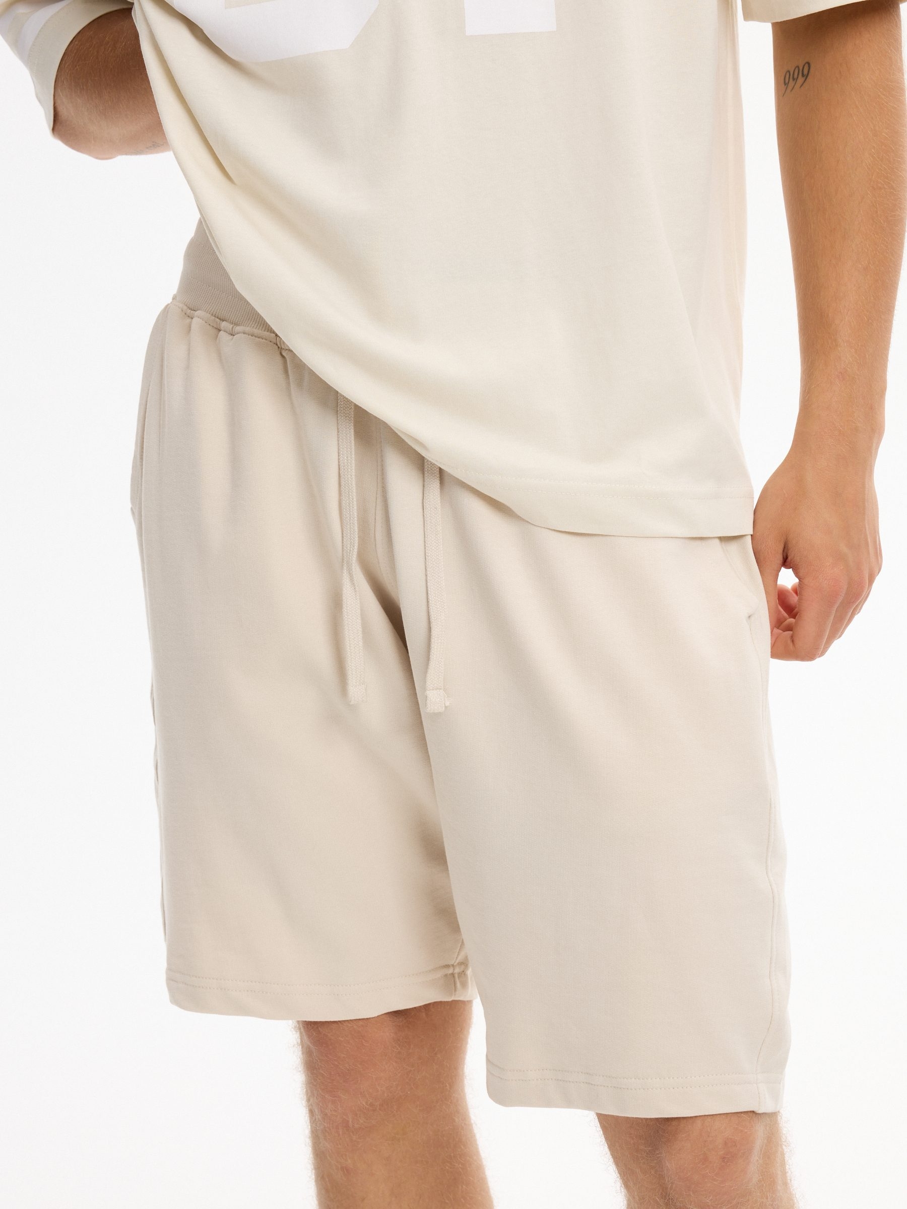Bermuda jogger de felpa crua vista meia frontal