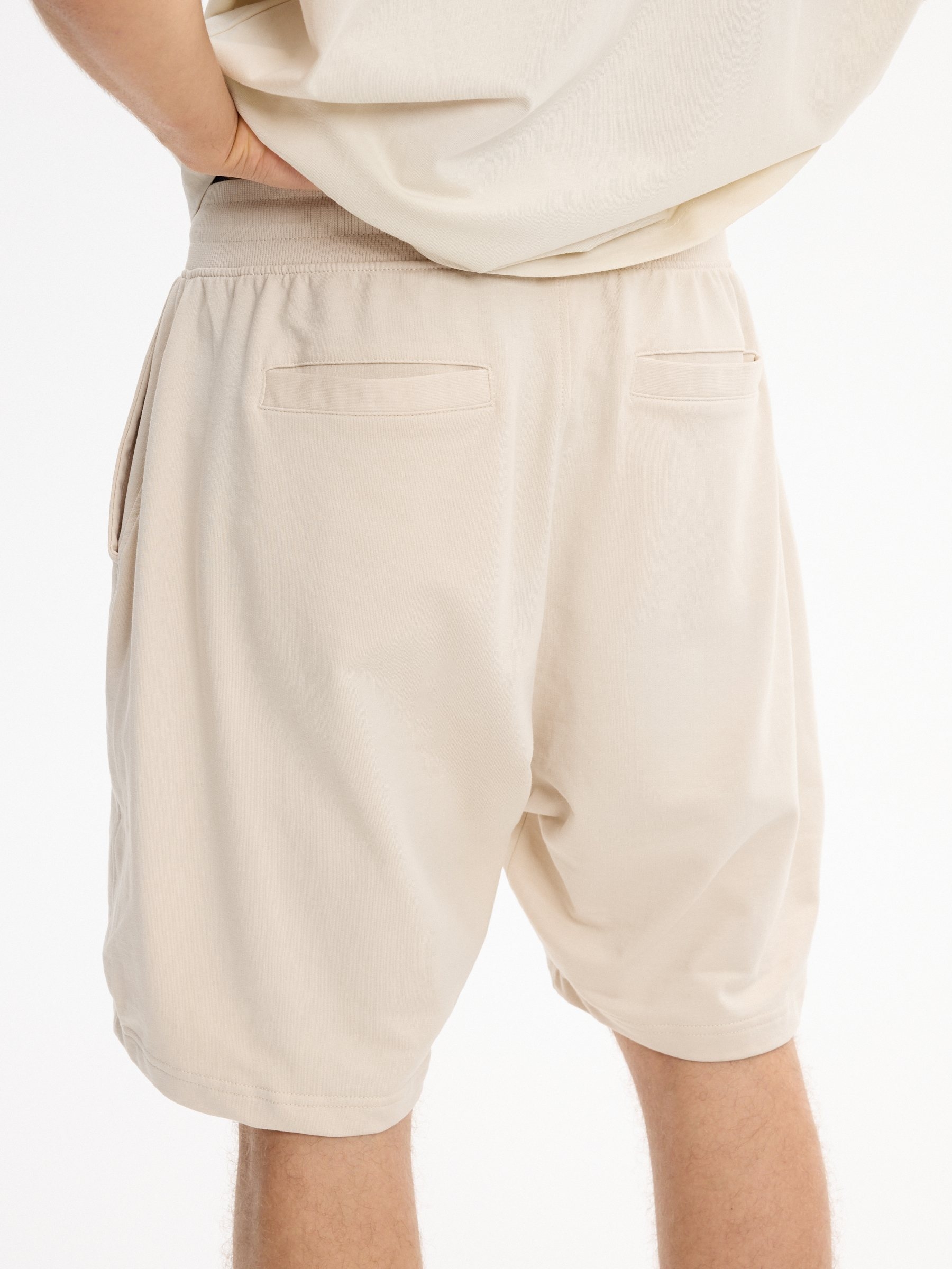 Bermuda jogger de felpa crua vista meia frontal