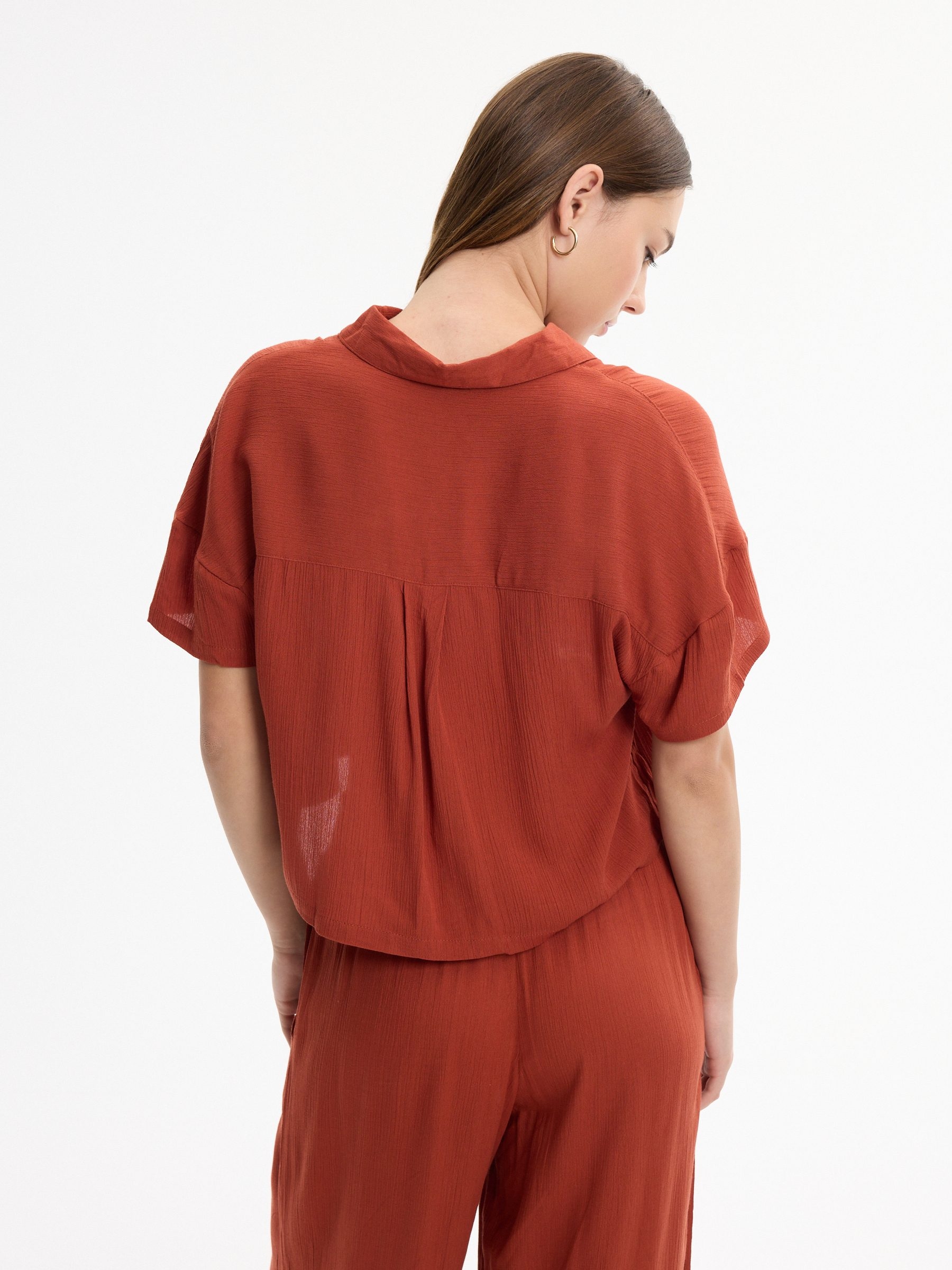 Camisa bambula de manga curta marrom vista meia frontal