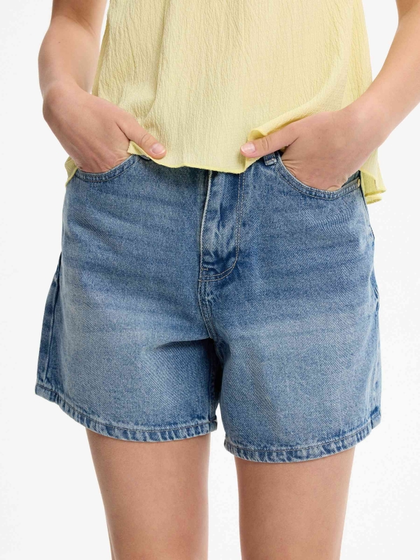 Shorts mom fit tiro alto azul vista media trasera