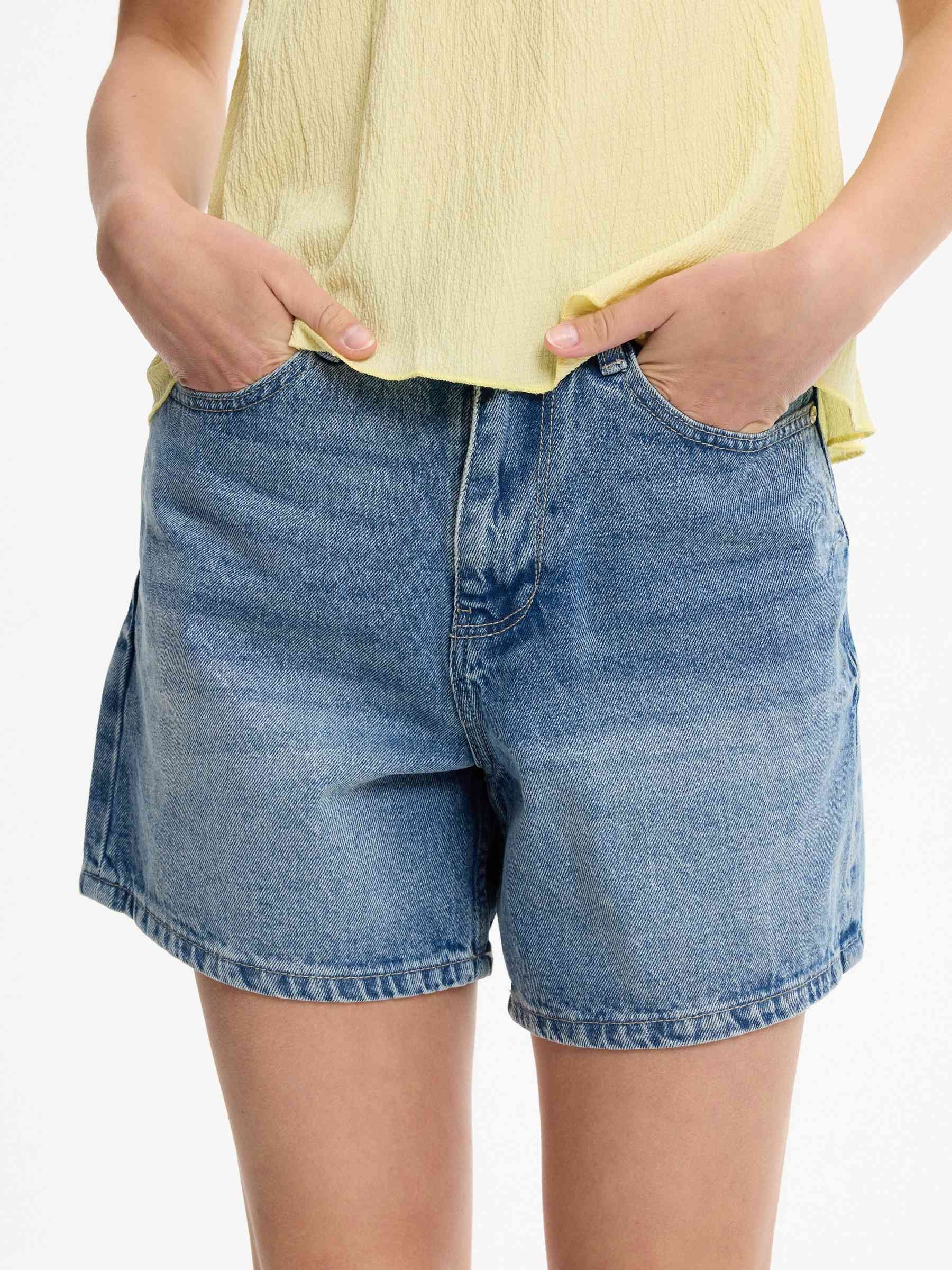 Shorts mom fit de cintura alta azul vista meia frontal
