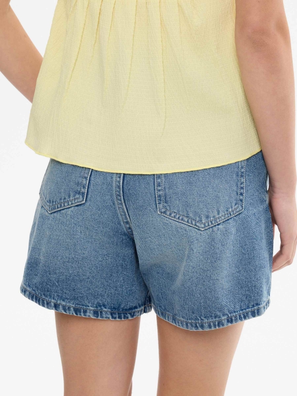 Shorts mom fit de cintura alta azul vista geral frontal