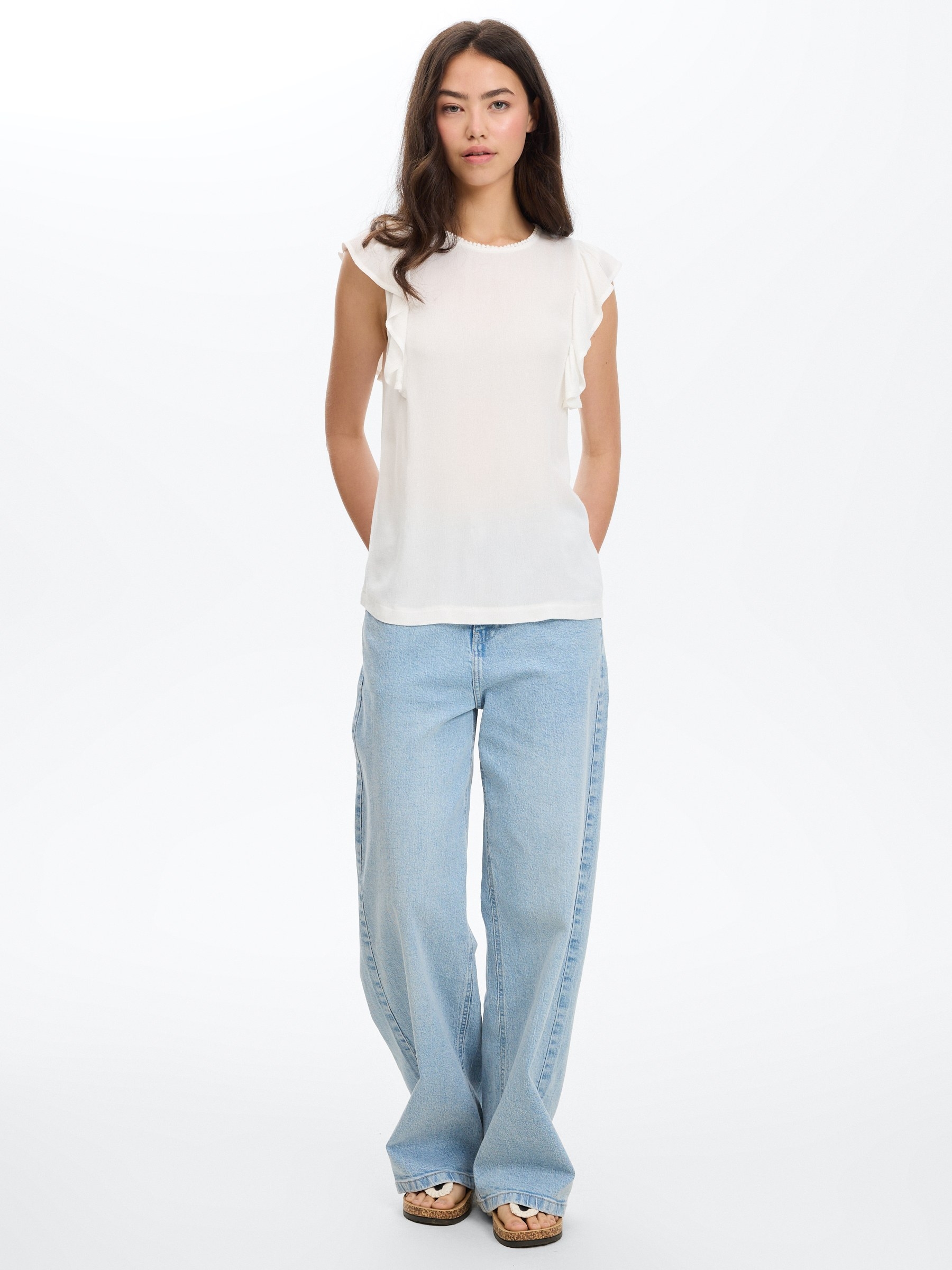 Camiseta sem mangas de viscose com babados branco vista meia frontal