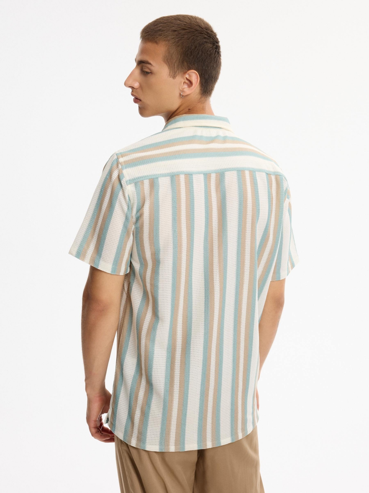 Camisa de punto rayas cuello resort crudo vista media trasera