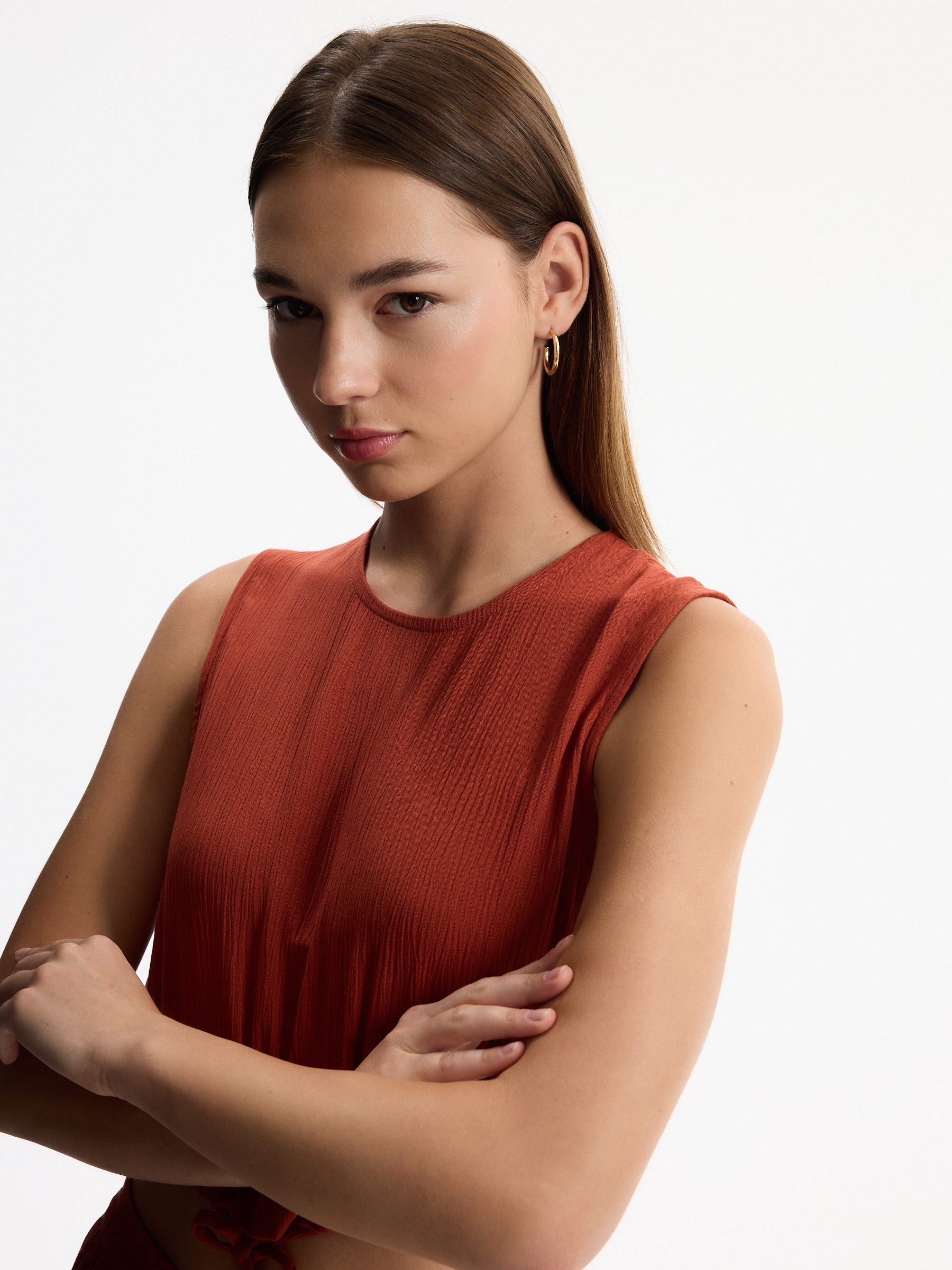 Blusa cropped bambula com laços marrom vista meia frontal