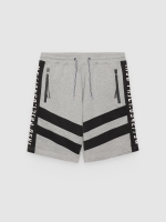%Pto% Calça de moletom Bermuda com faixas cinza melange vista frontal