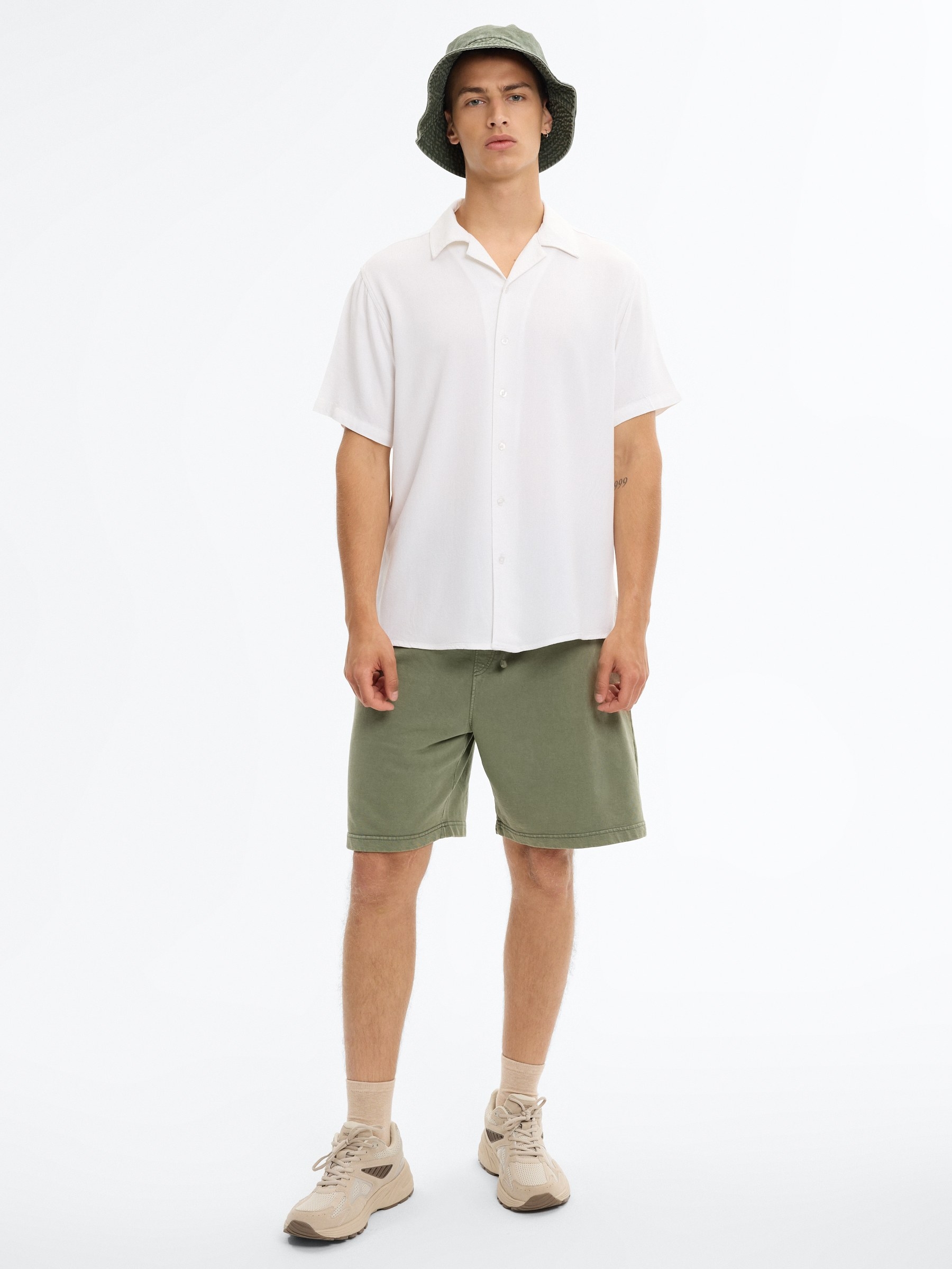 Sports fleece Bermuda with drawstrings green middle front view