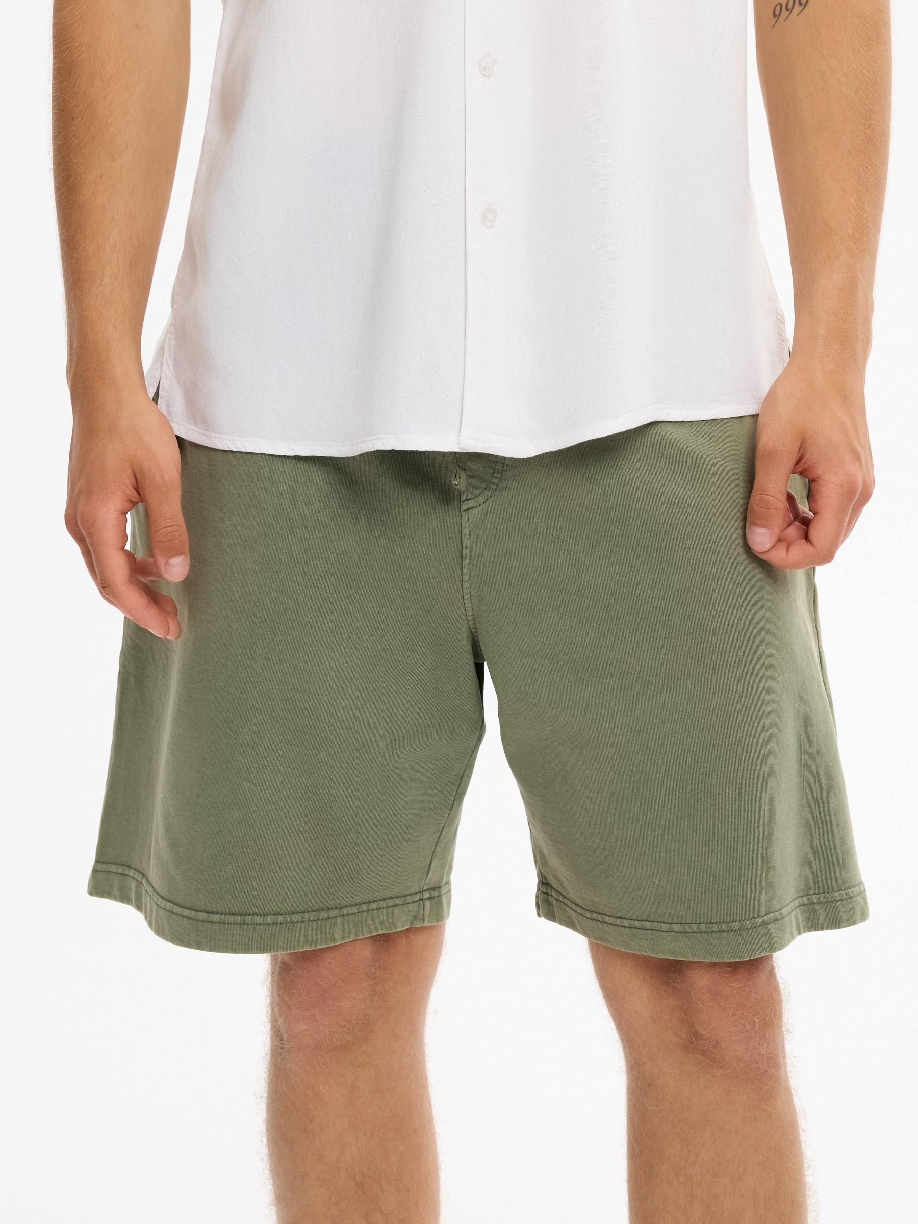 Bermuda deportiva felpa con cordones verde vista media frontal
