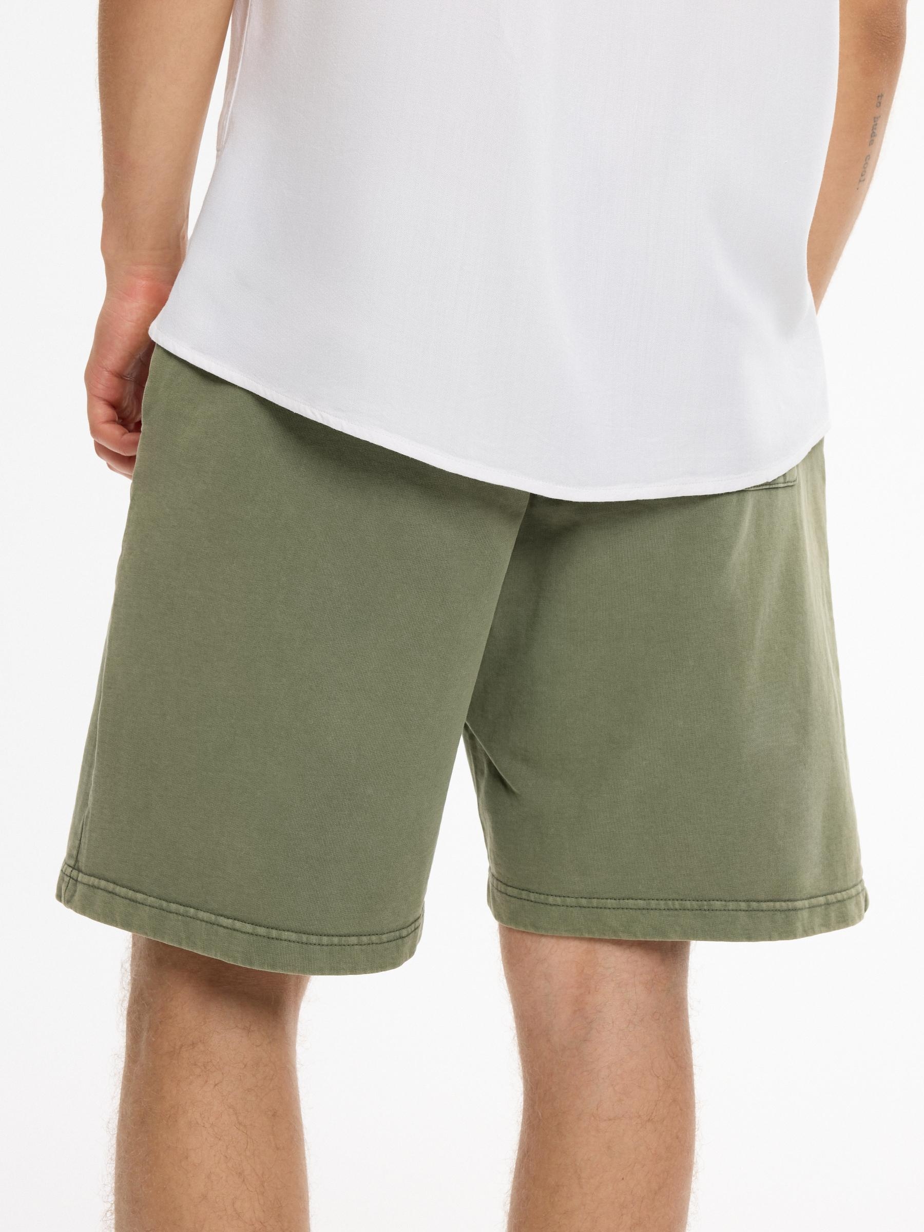 Bermuda deportiva felpa con cordones verde vista media frontal