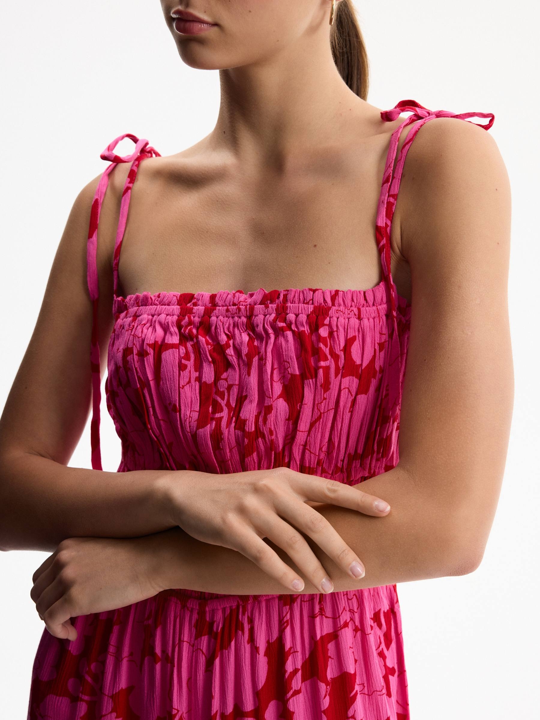 Mono floral fruncido fucsia vista media frontal