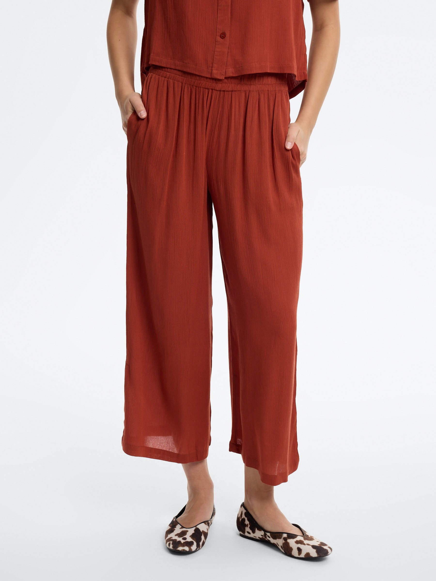 Pantalón fluido bambula wide leg marrón vista general frontal