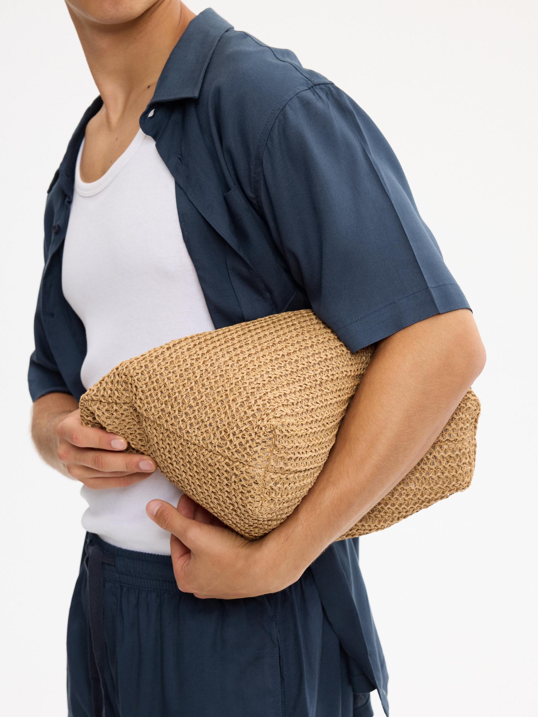 Bolsa de ombro de ráfia trançada marrom vista geral frontal