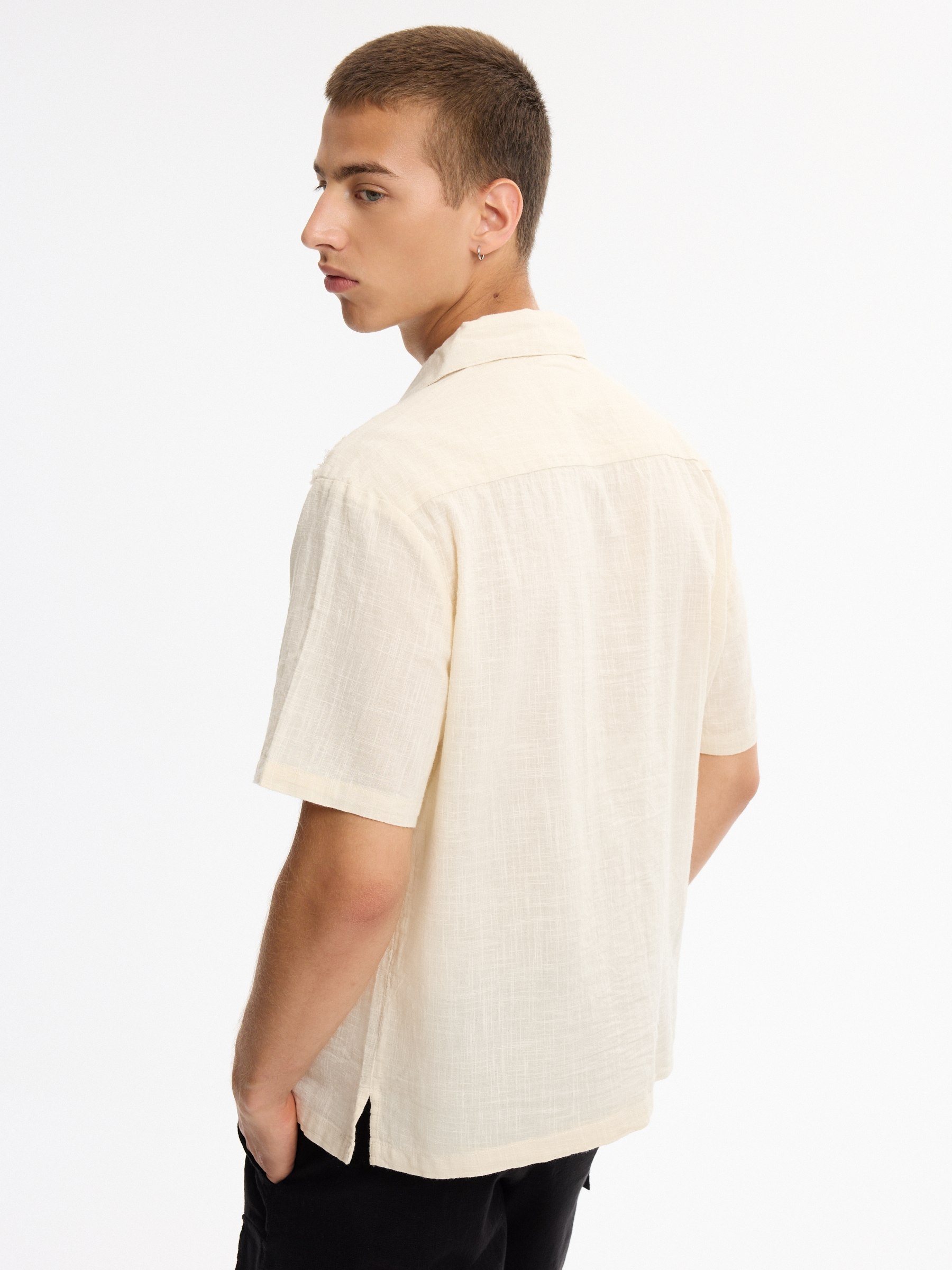 Camisa bordada flores oversize crudo vista media frontal
