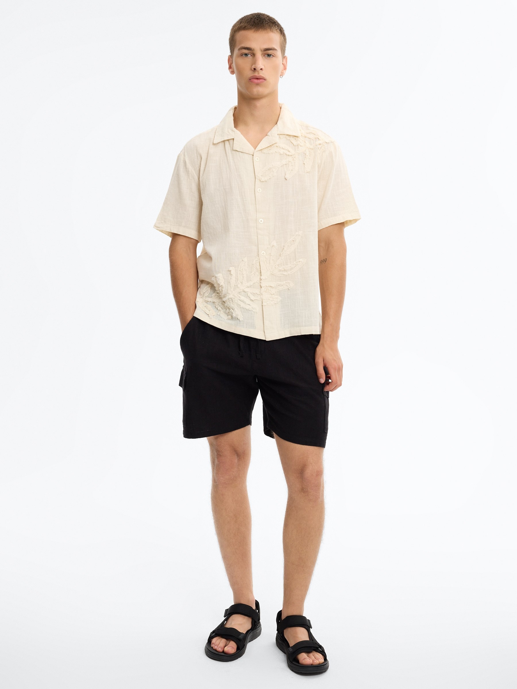 Camisa bordada flores oversized crua vista meia frontal