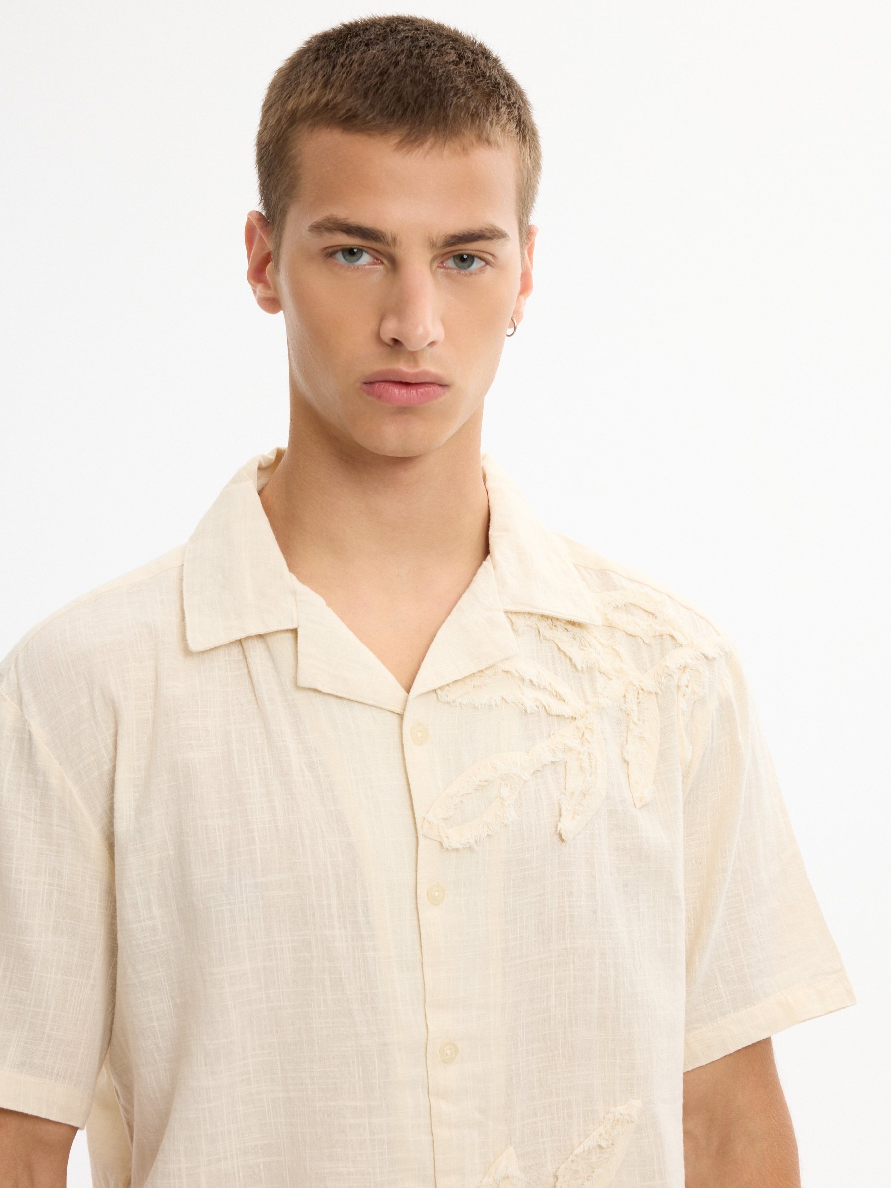 Camisa bordada flores oversize crudo vista media frontal