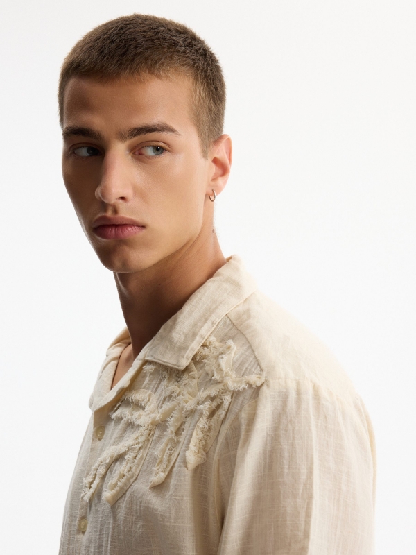 Camisa bordada flores oversized crua vista detalhe